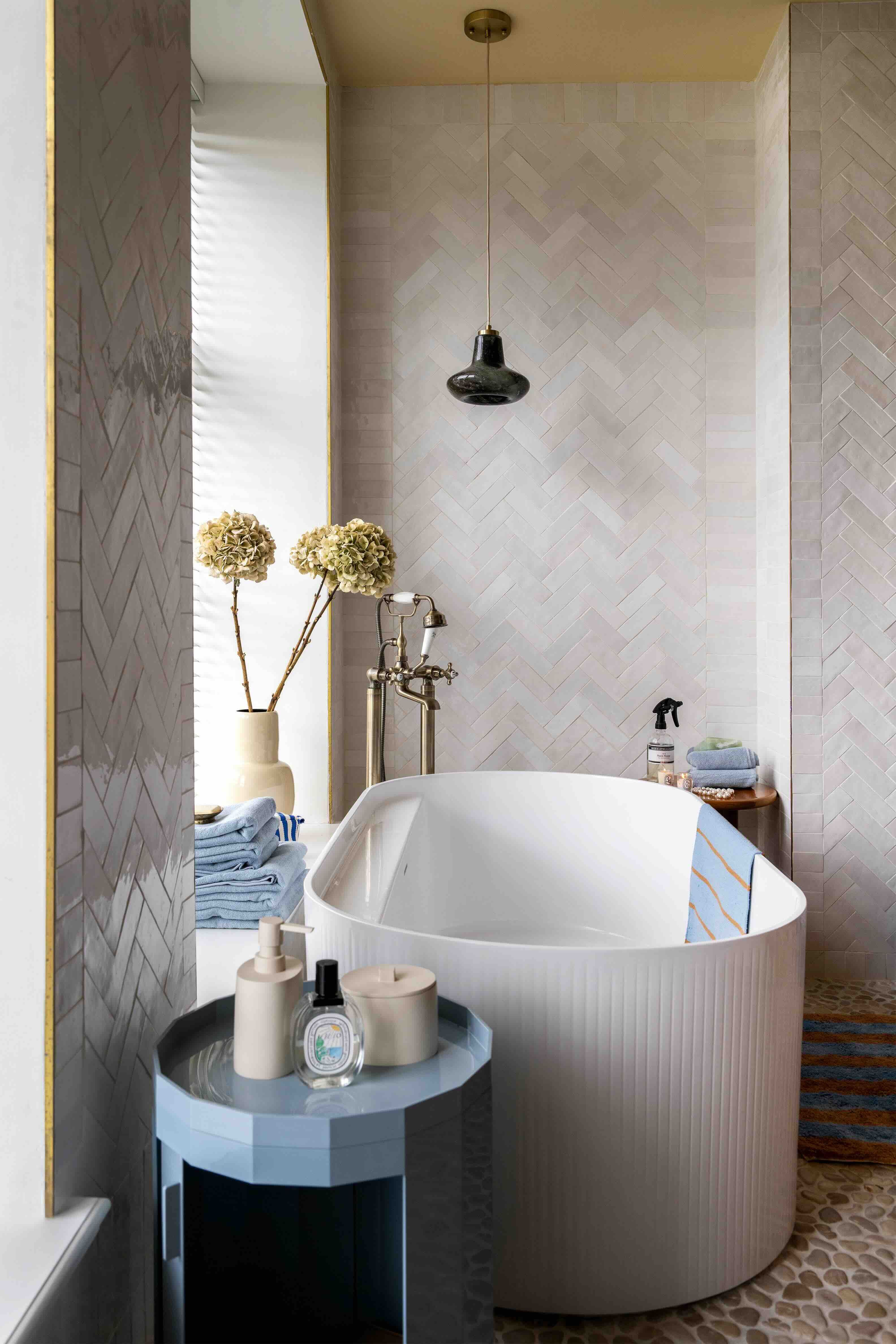 badkamer met blauwe accessoires