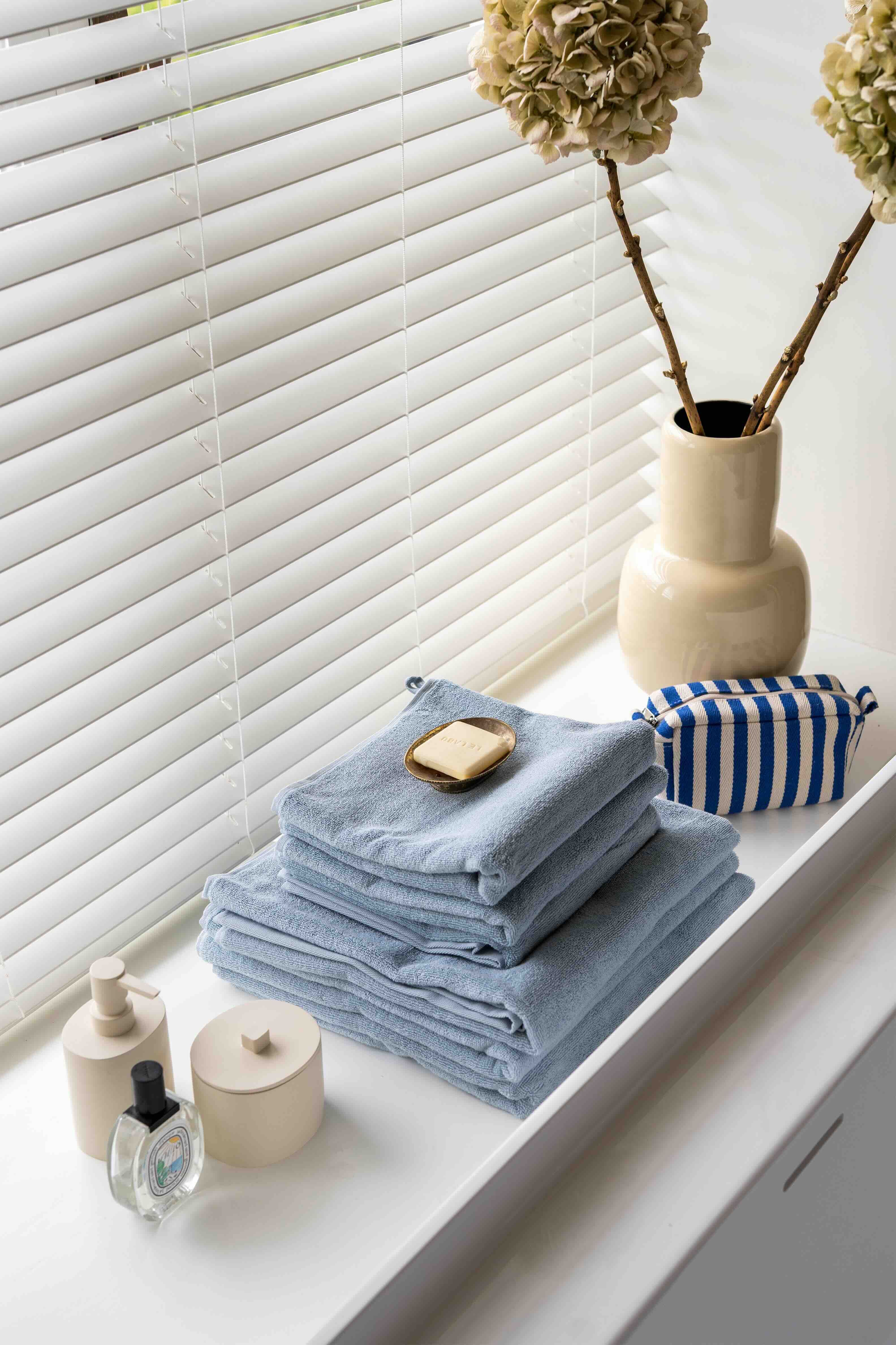 blauwe handdoeken met badaccessoires