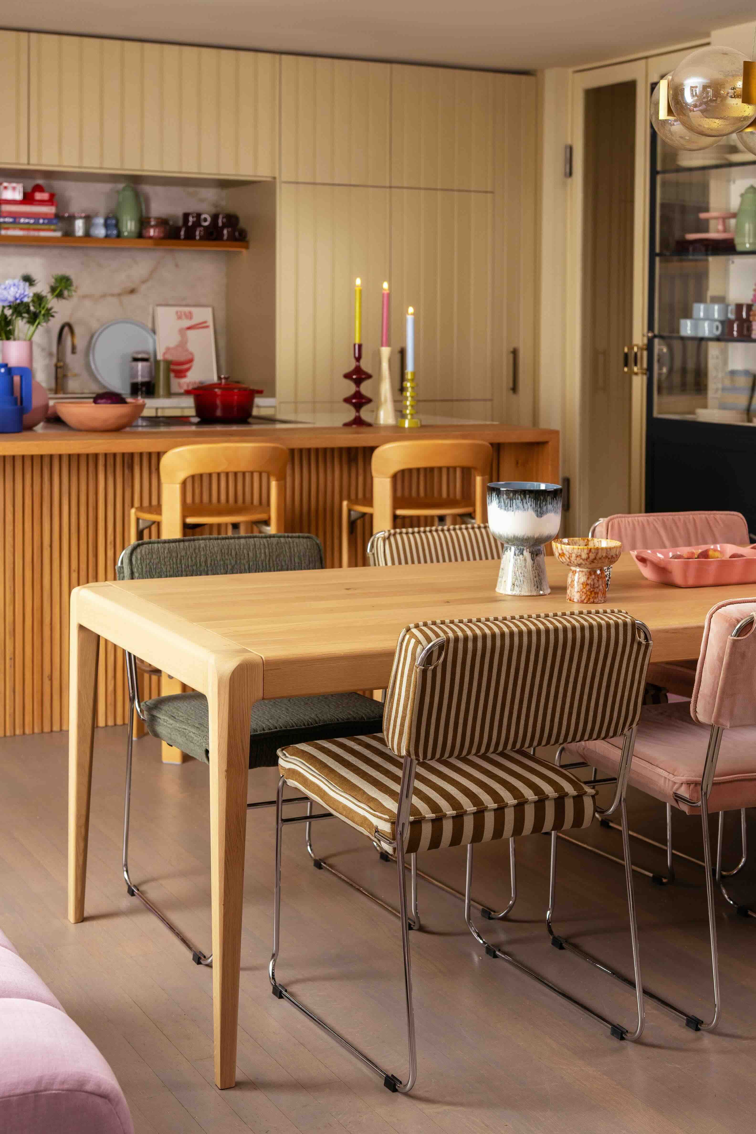 eettafel met kleurrijke stoelen