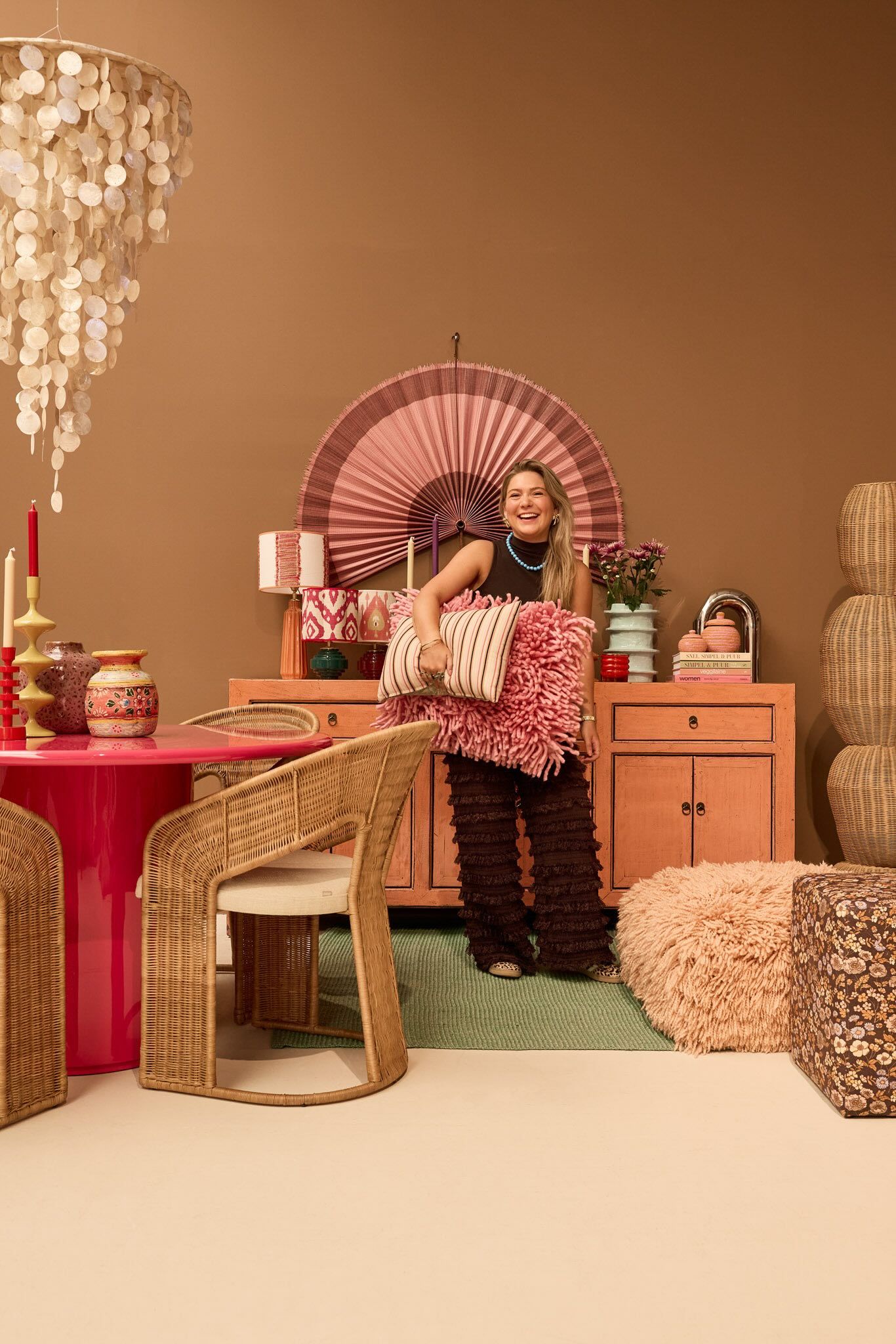 Stylist in kleurrijke setting
