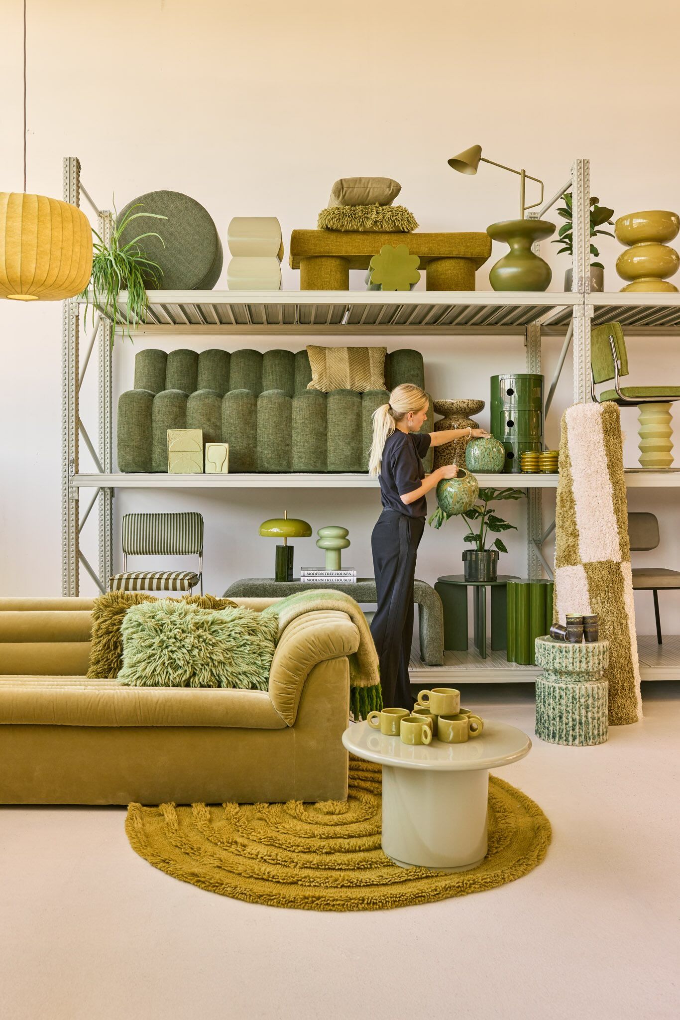 Groene meubels en accessoires in de stelling