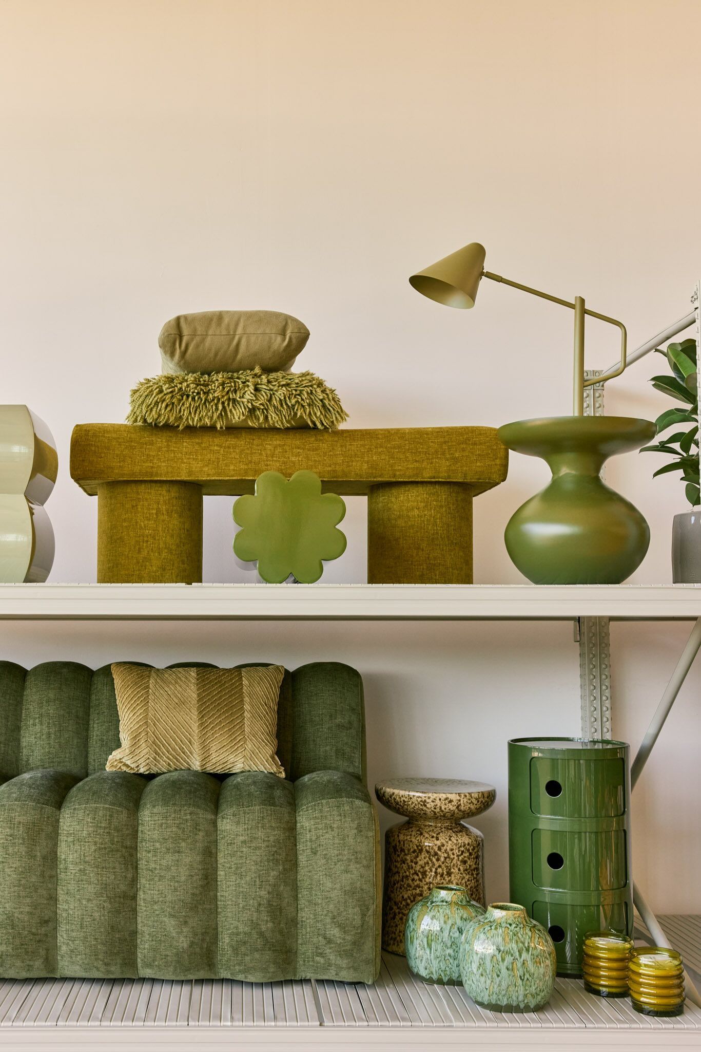 Groene meubels en accessoires in de stelling