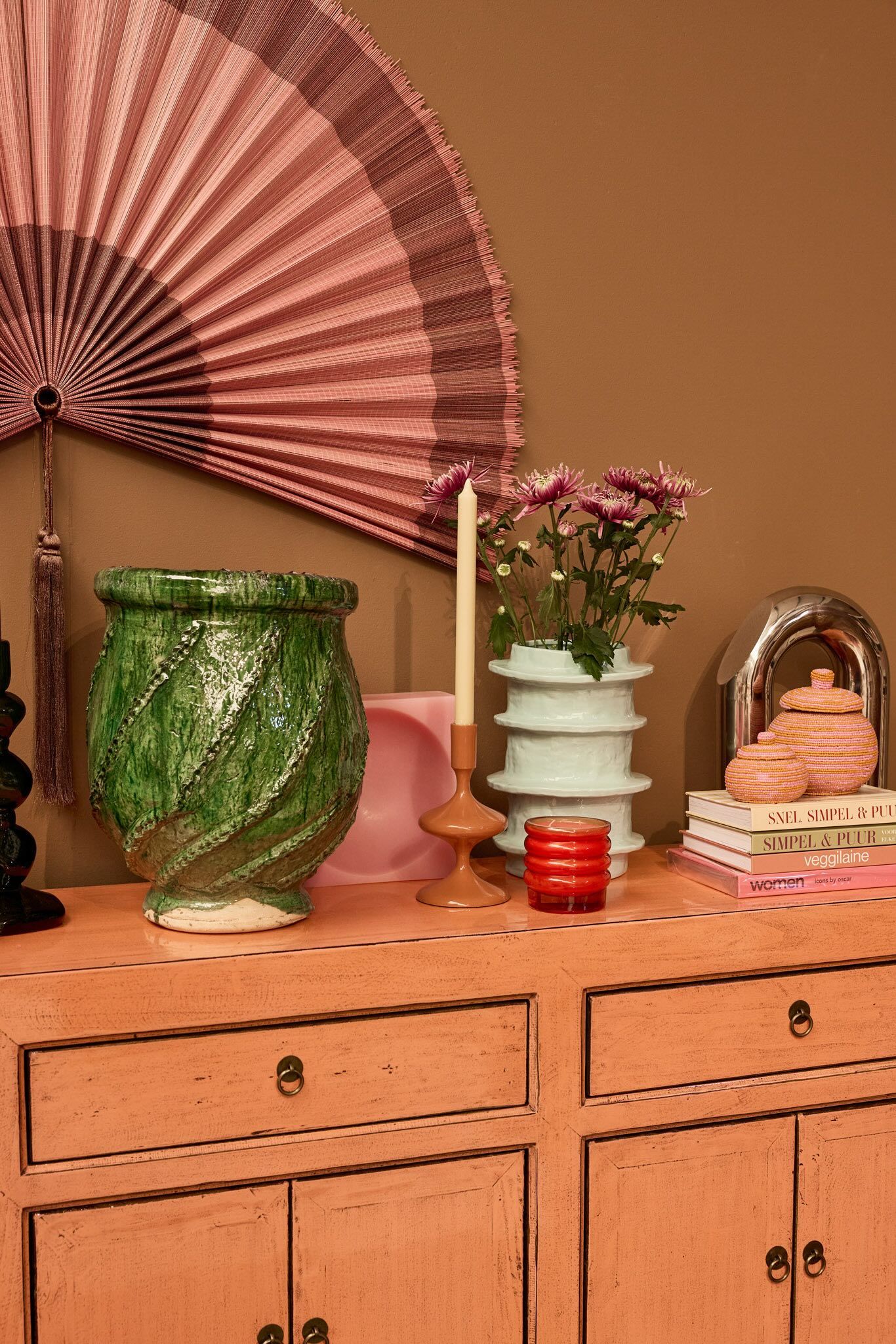 kleurrijke kast met accessoires