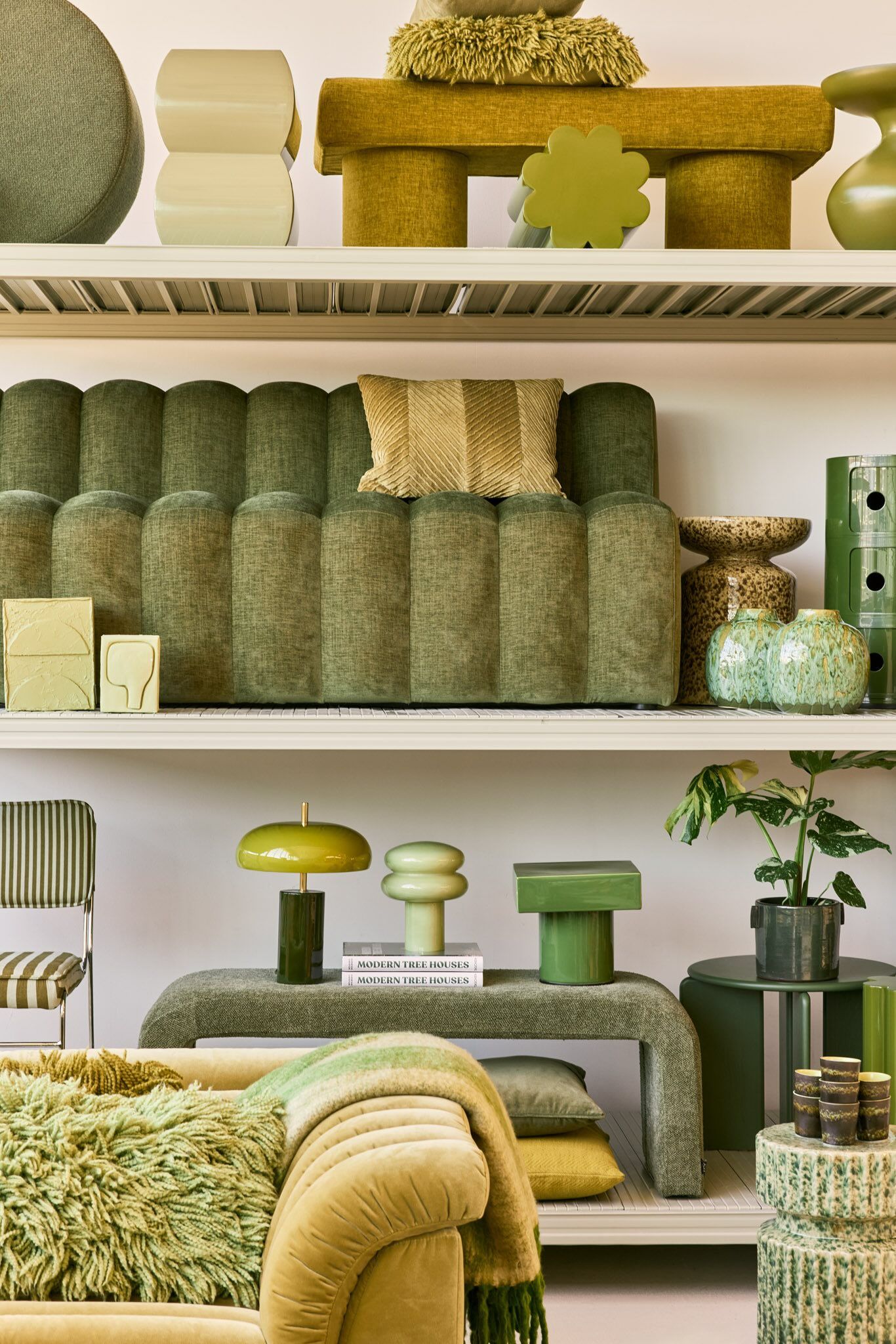 Groene meubels en accessoires in de stelling