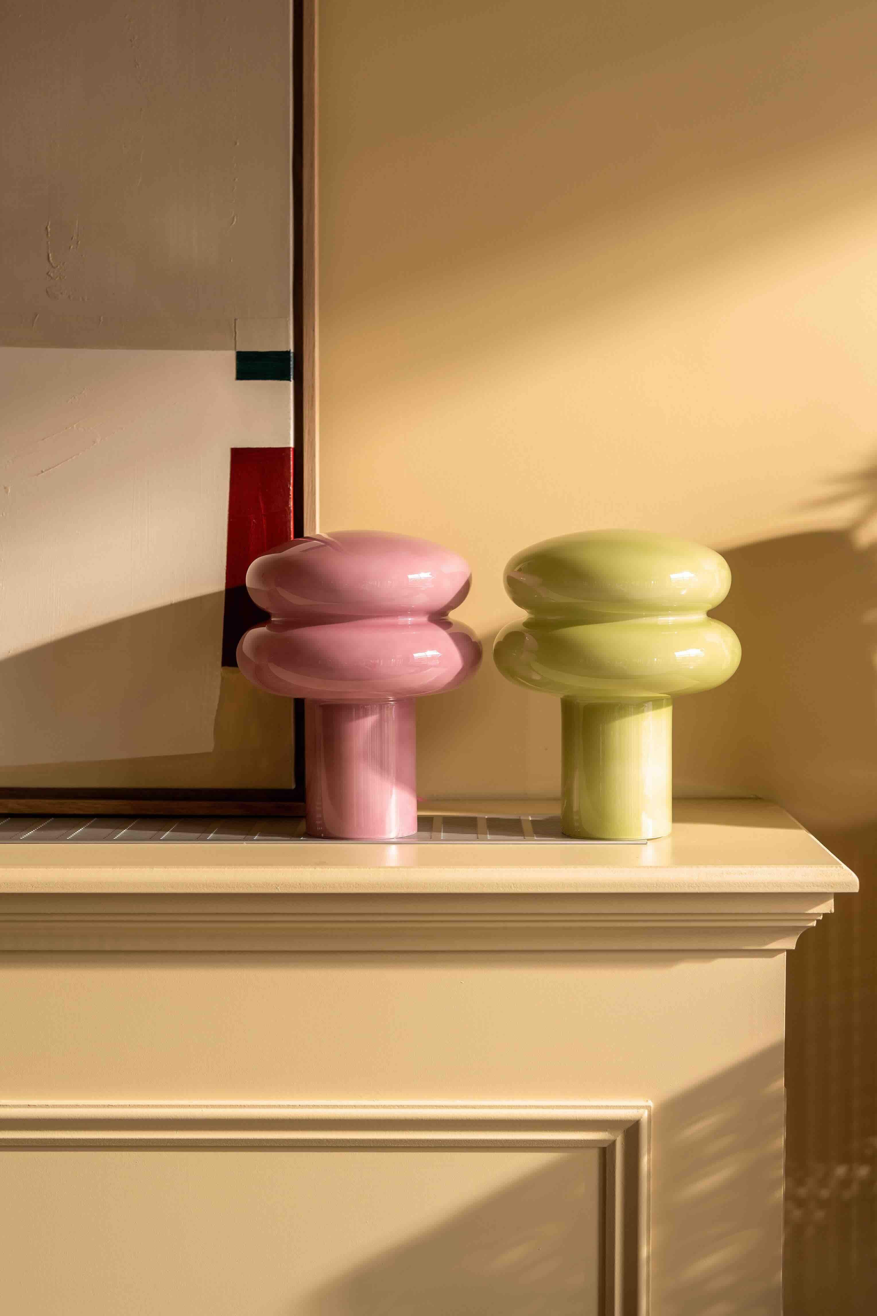 twee tafellampen
