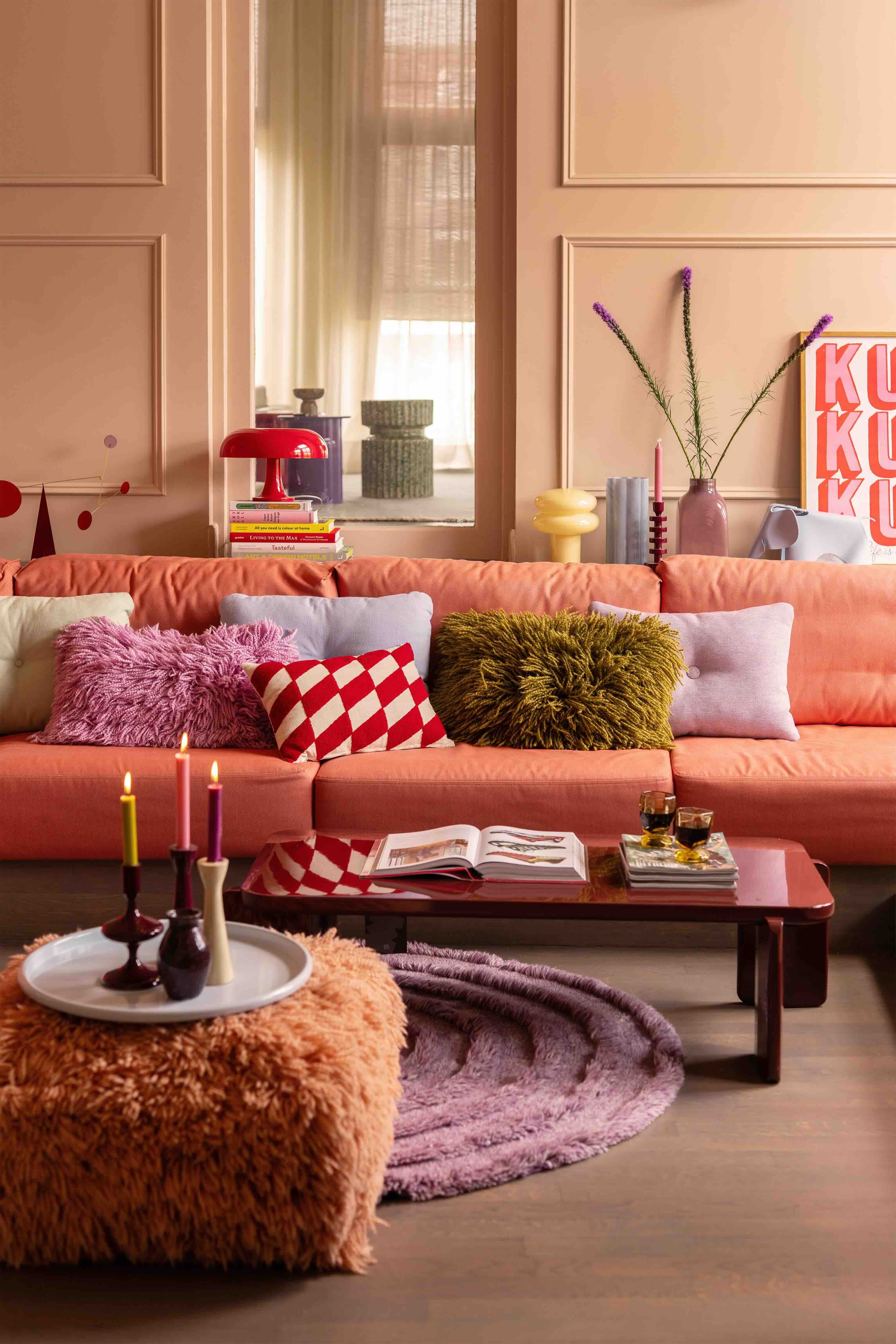 Woonkamer met kleurrijke items