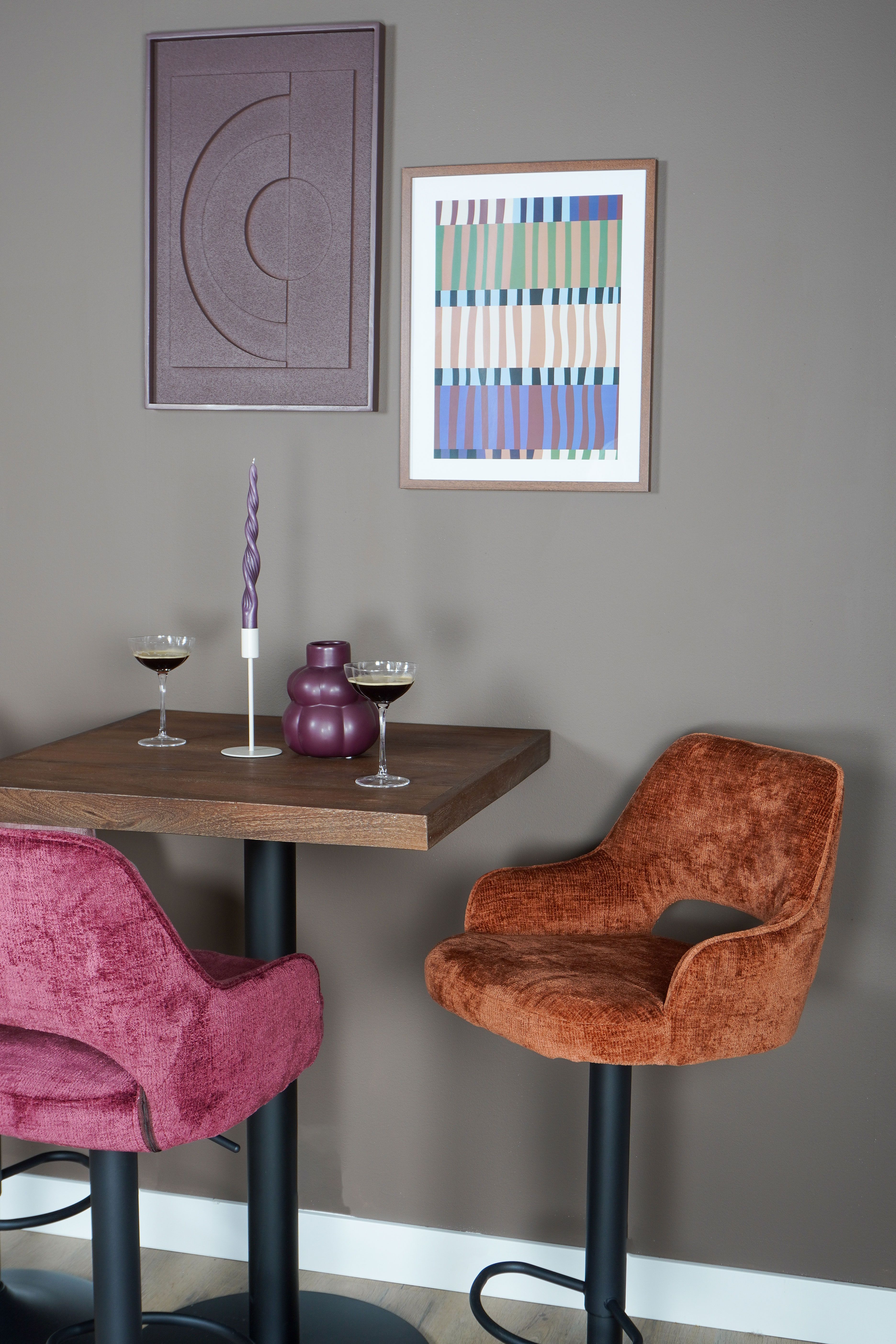 Vierkante houten bartafel met cognac en paarse barstoel
