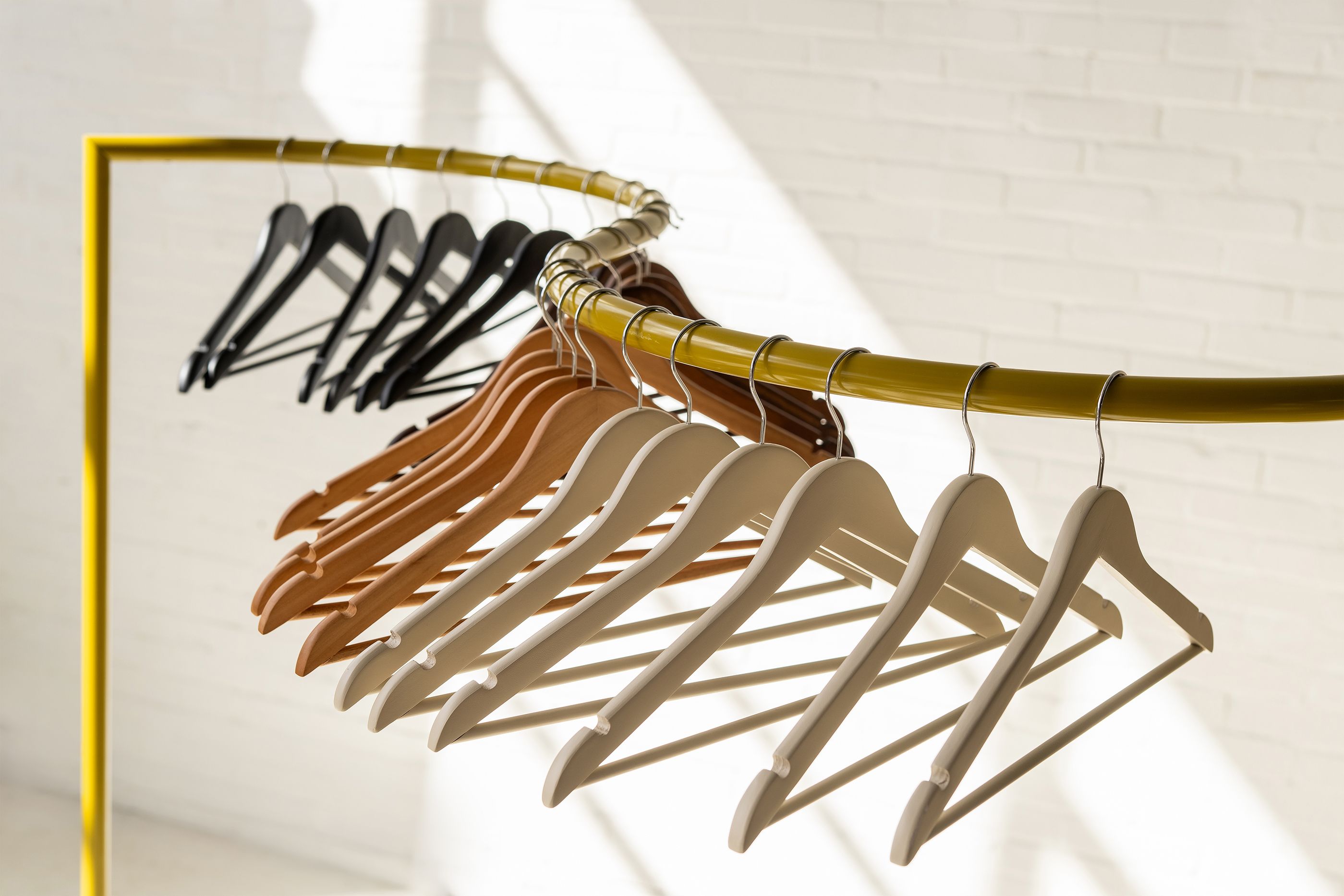 Loods 5 assortiment kledingrekken en hangers