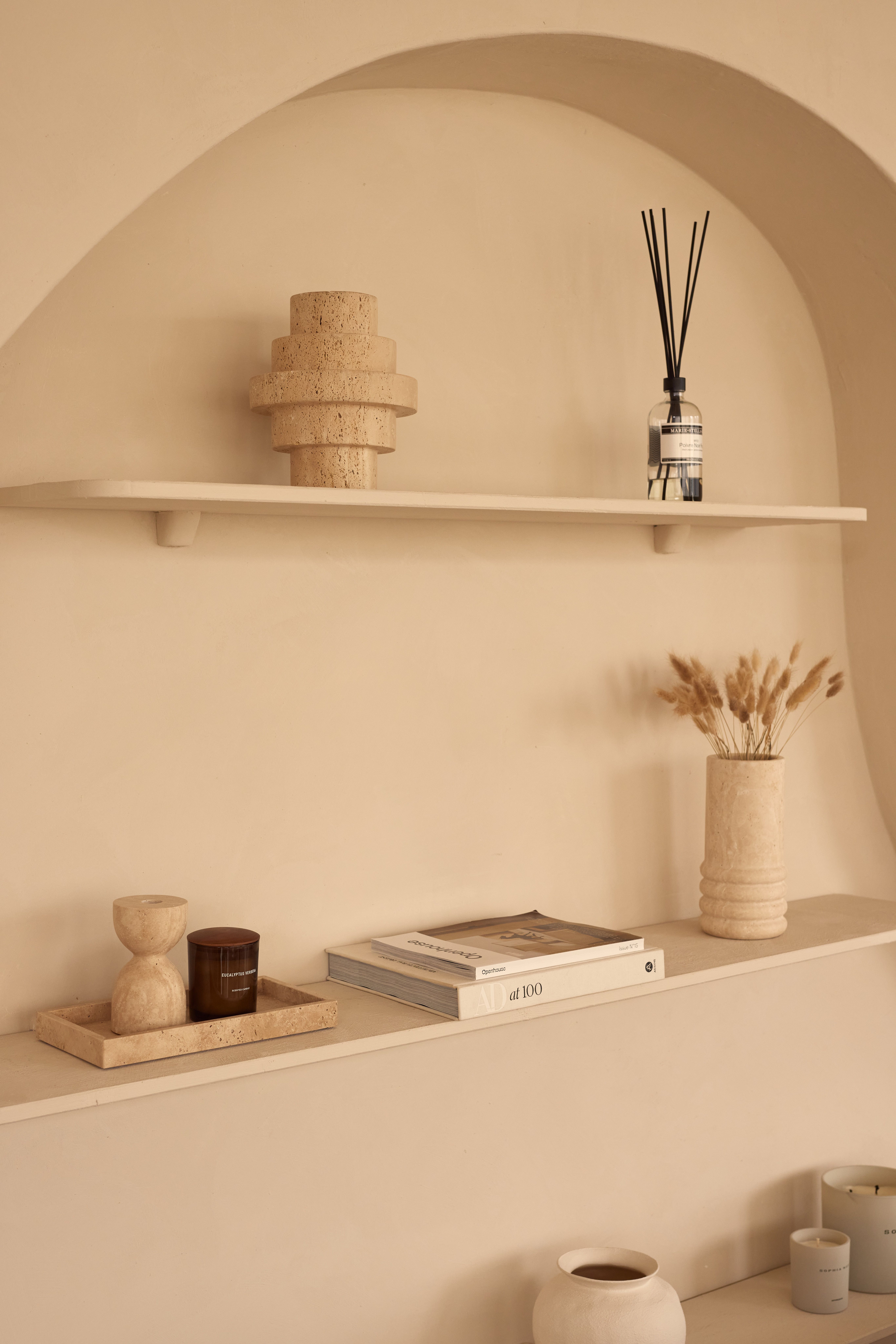 MOOISA Travertine accessoires in open wandkast