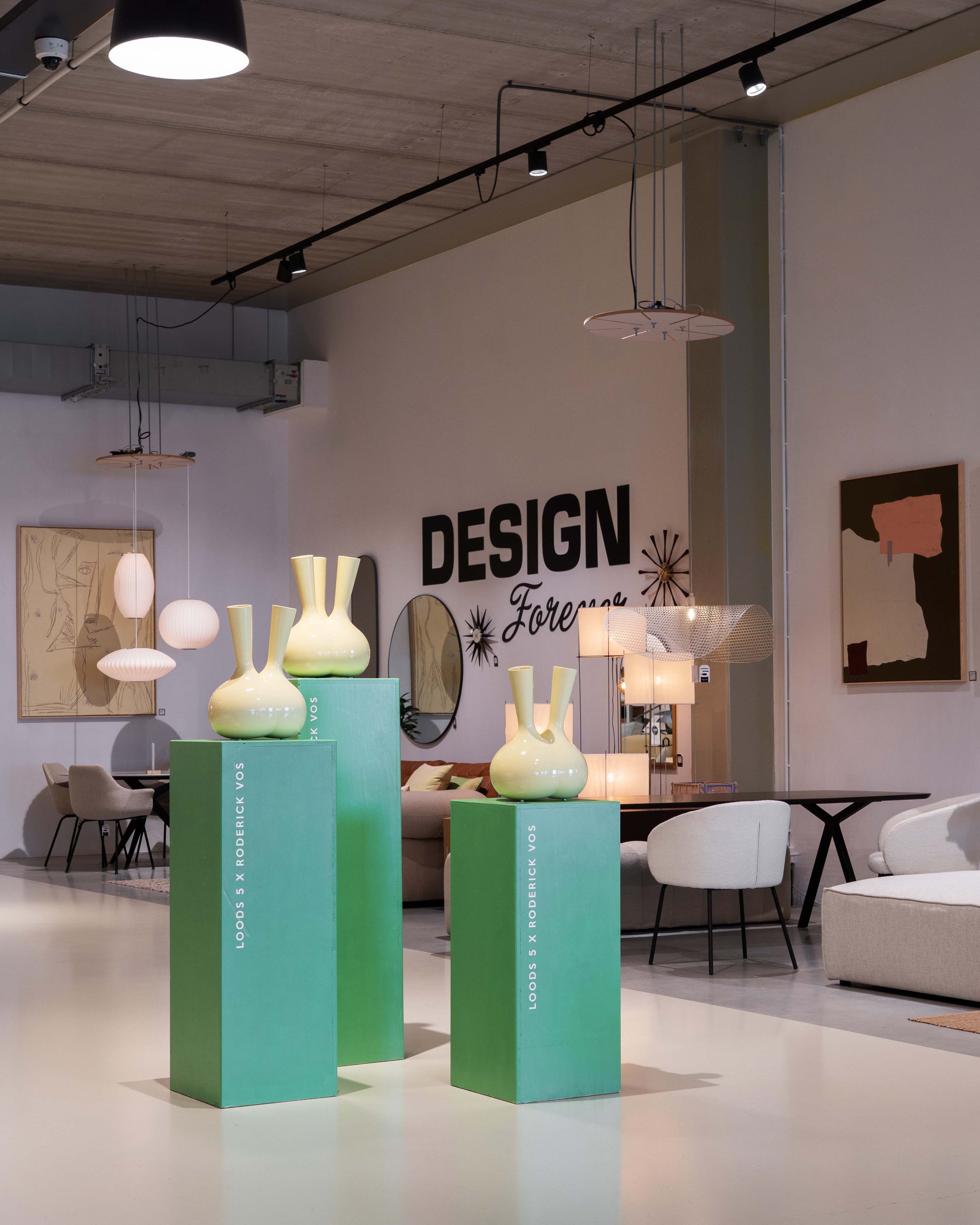 Groene pilaren in Loods 5 winkel met gele MaMa vaas erop