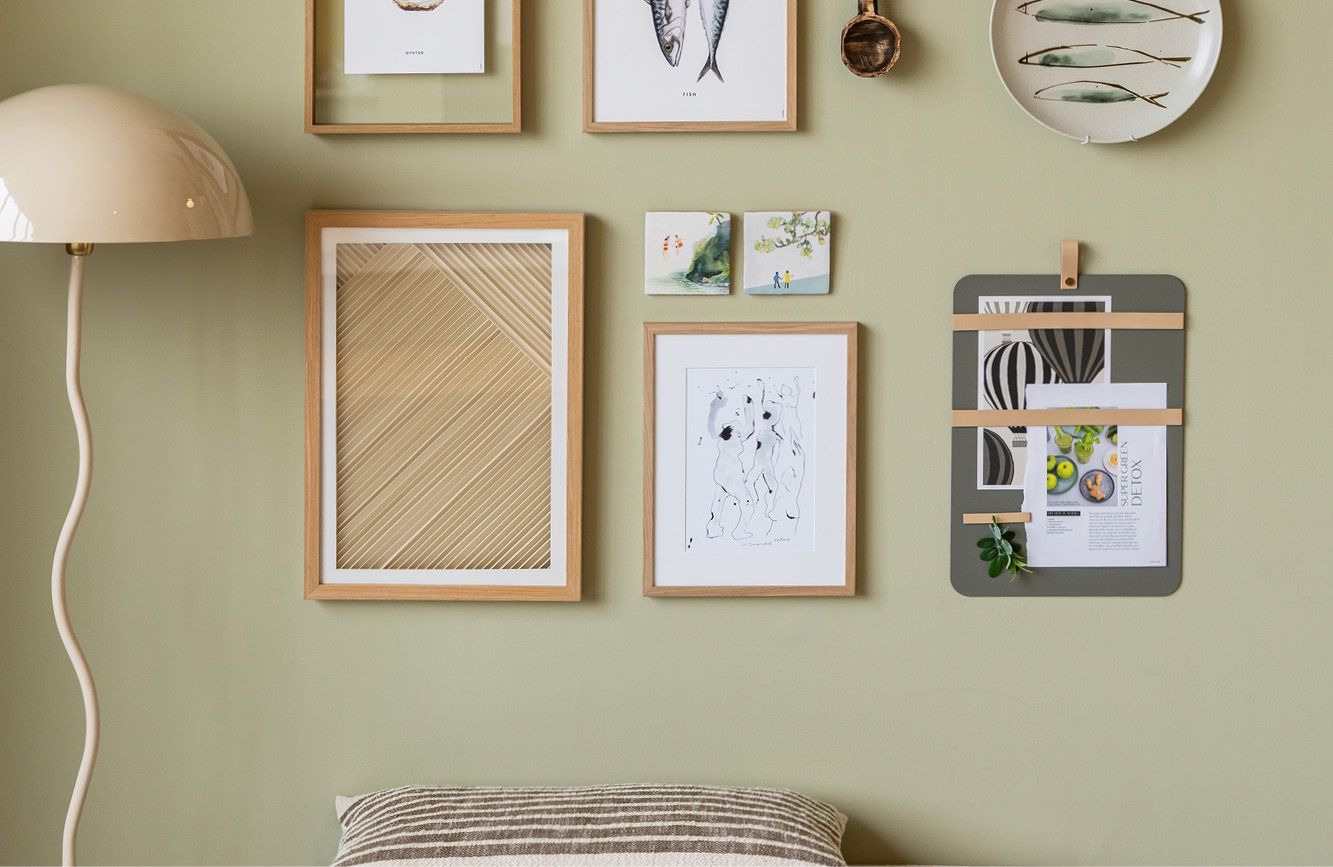Muur met wanddecoratie en magneetbord in groen