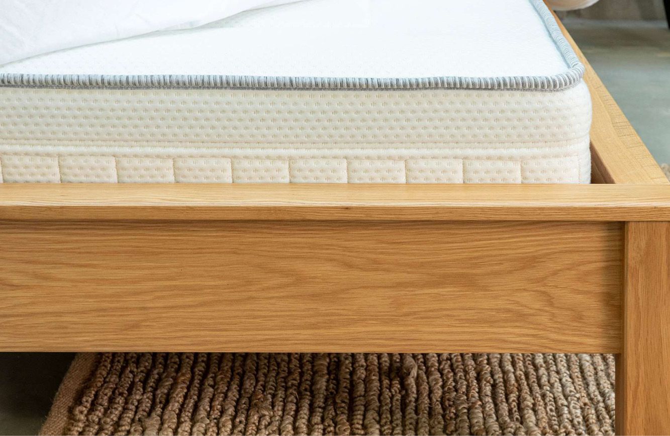 Closeup van een matras op een houten frame