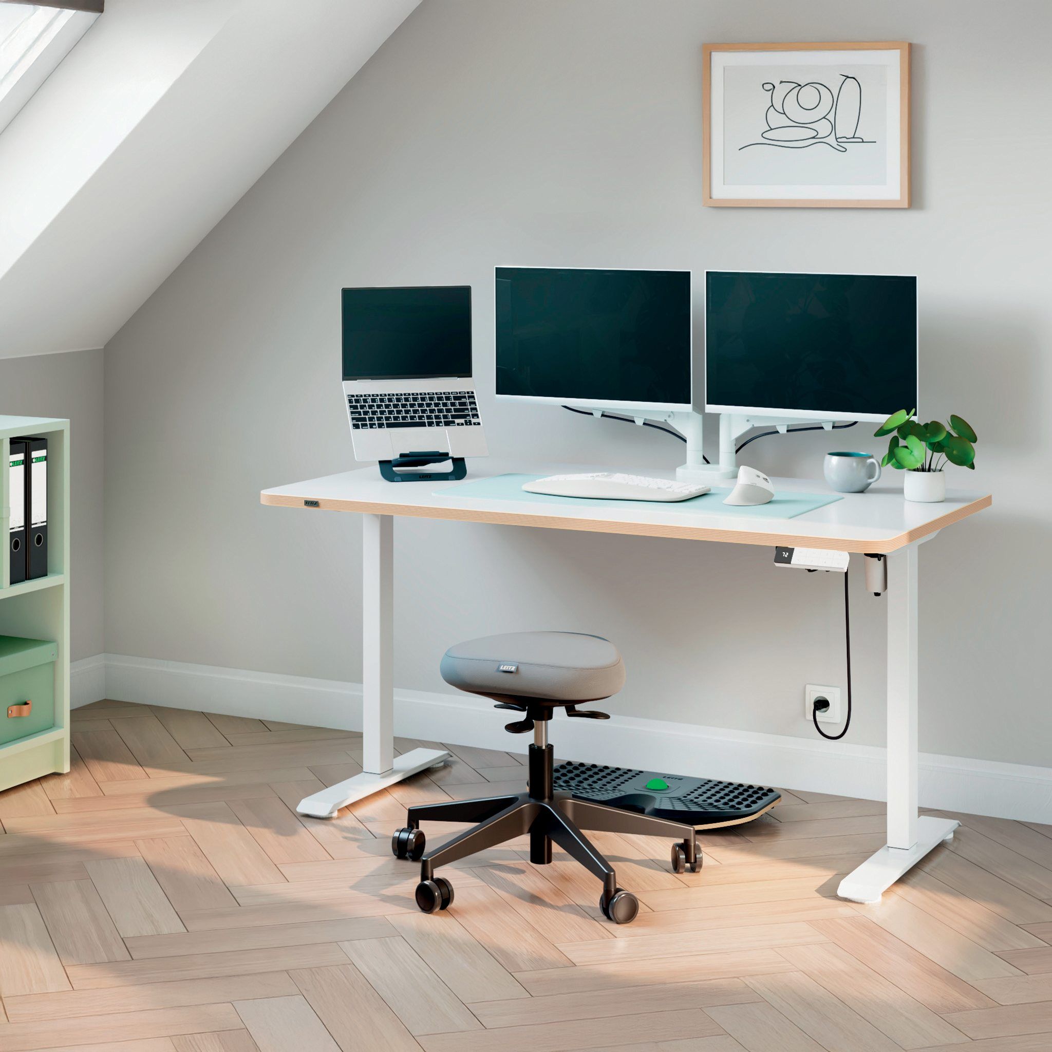 Ergonomisch wit bureau Leitz met stoel en 3 schermen