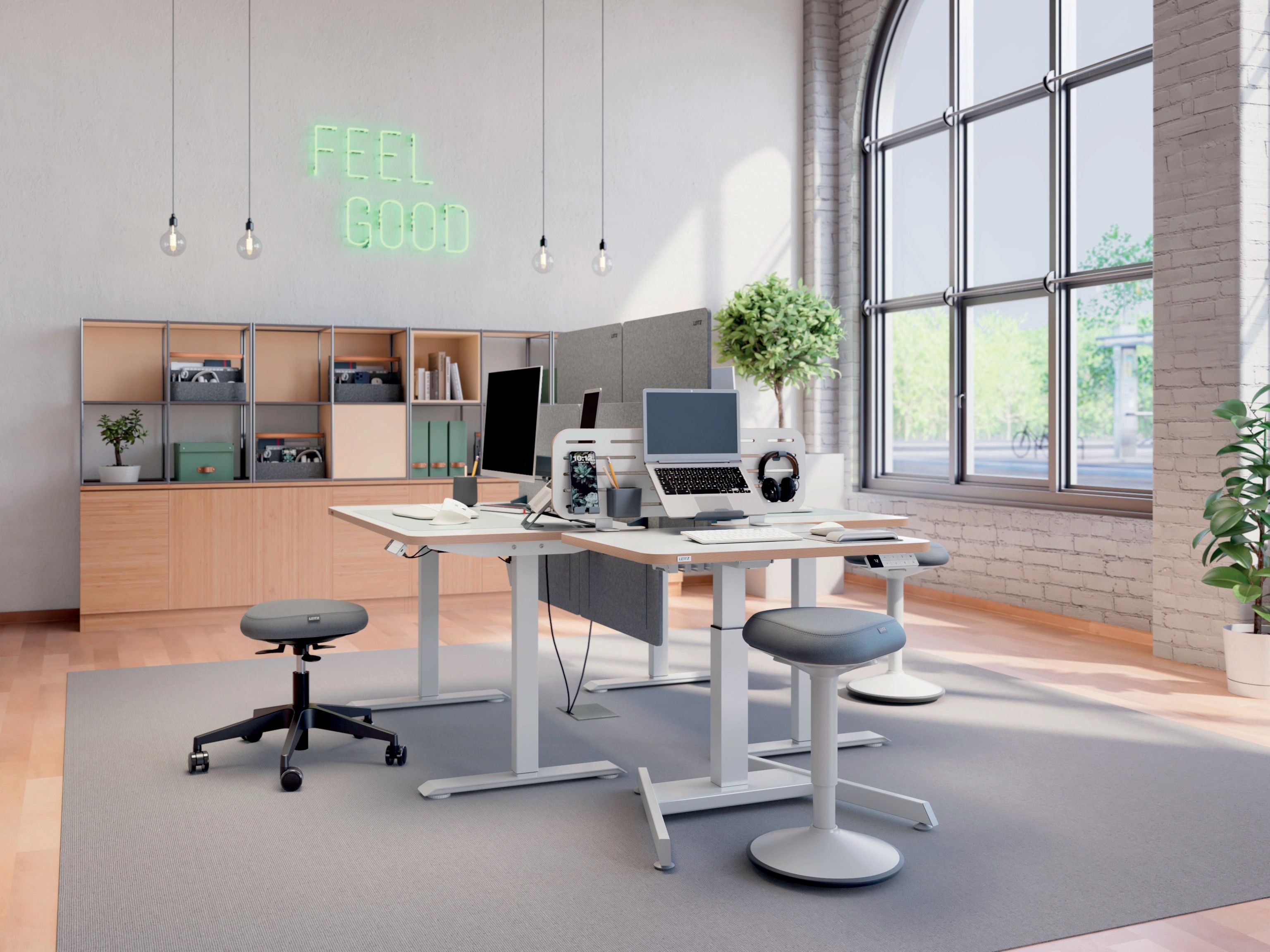 Kantoor met witte ergonomische bureaus van Leitz