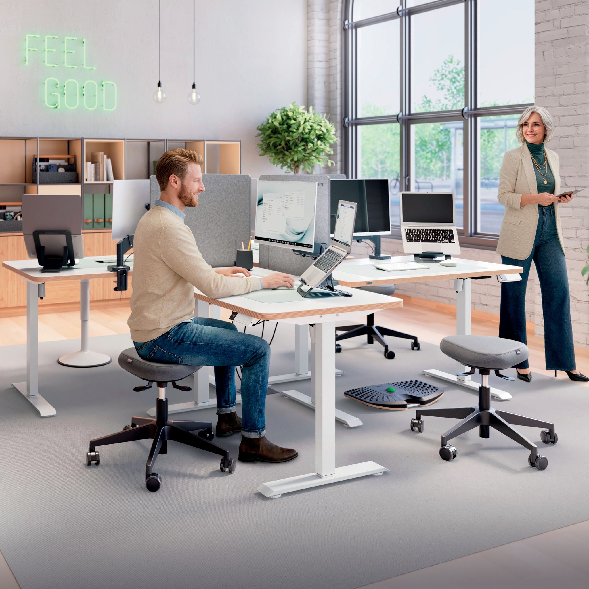 Leitz kantoormeubels en accessoires. Mensen in een kantoor