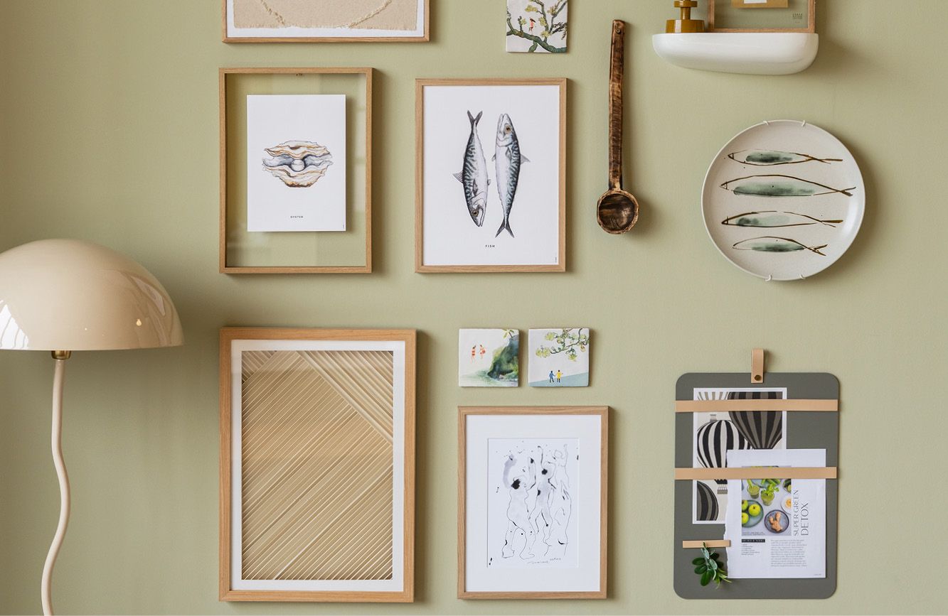 Verschillende wanddecoratie met lichtgroene muur