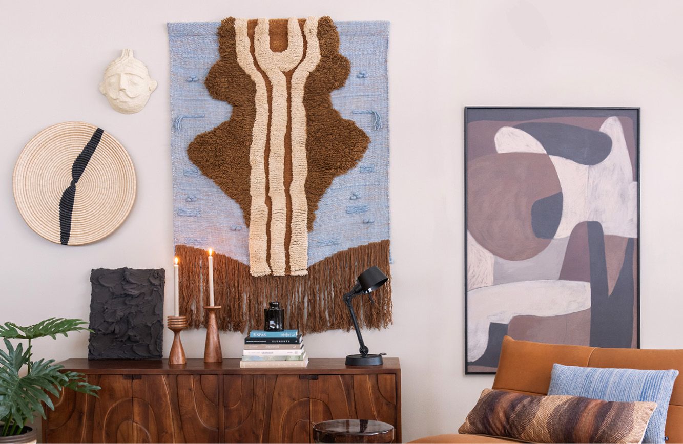 Verschillende wanddecoratie aan muur bruin/blauw