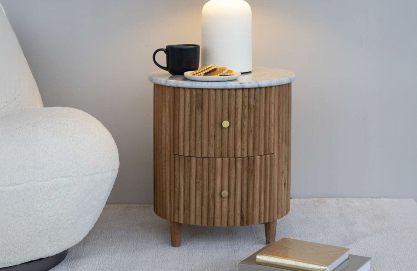 Houten geribde nachtkastje met marmer blad