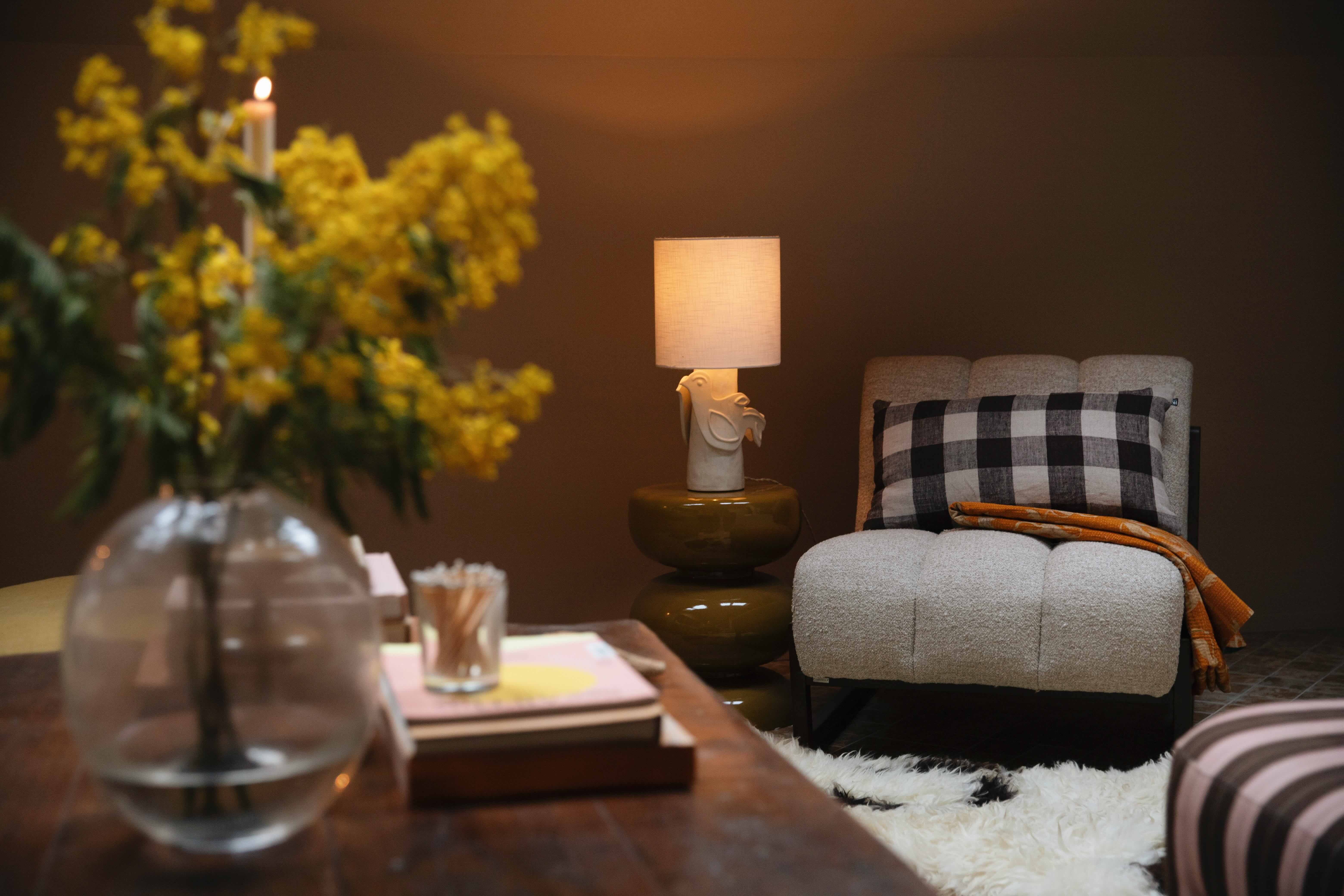 Zithoek bruintinten met accessoires