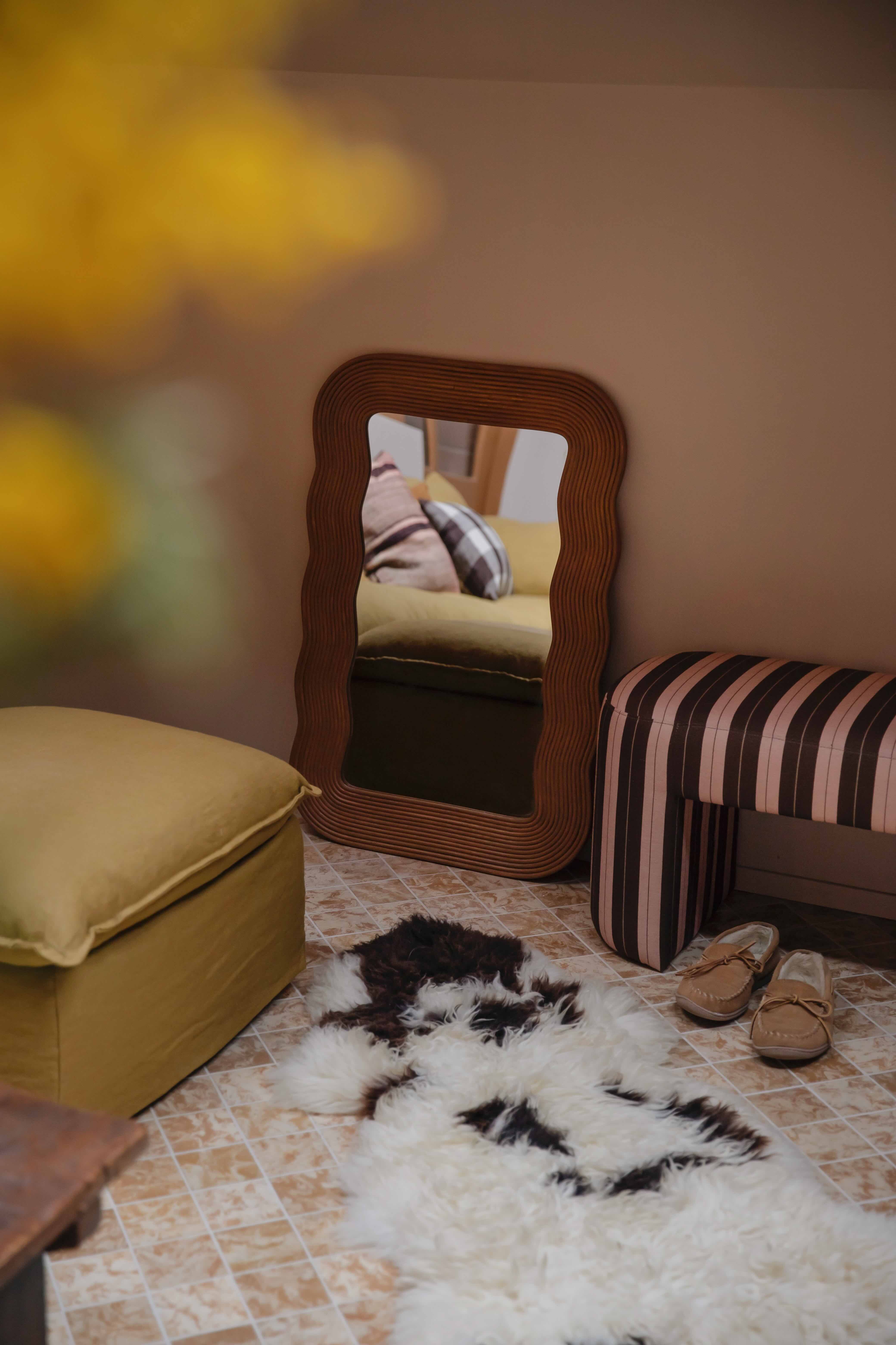 Hoekje met spiegel, hocker, halbankje en kleedje