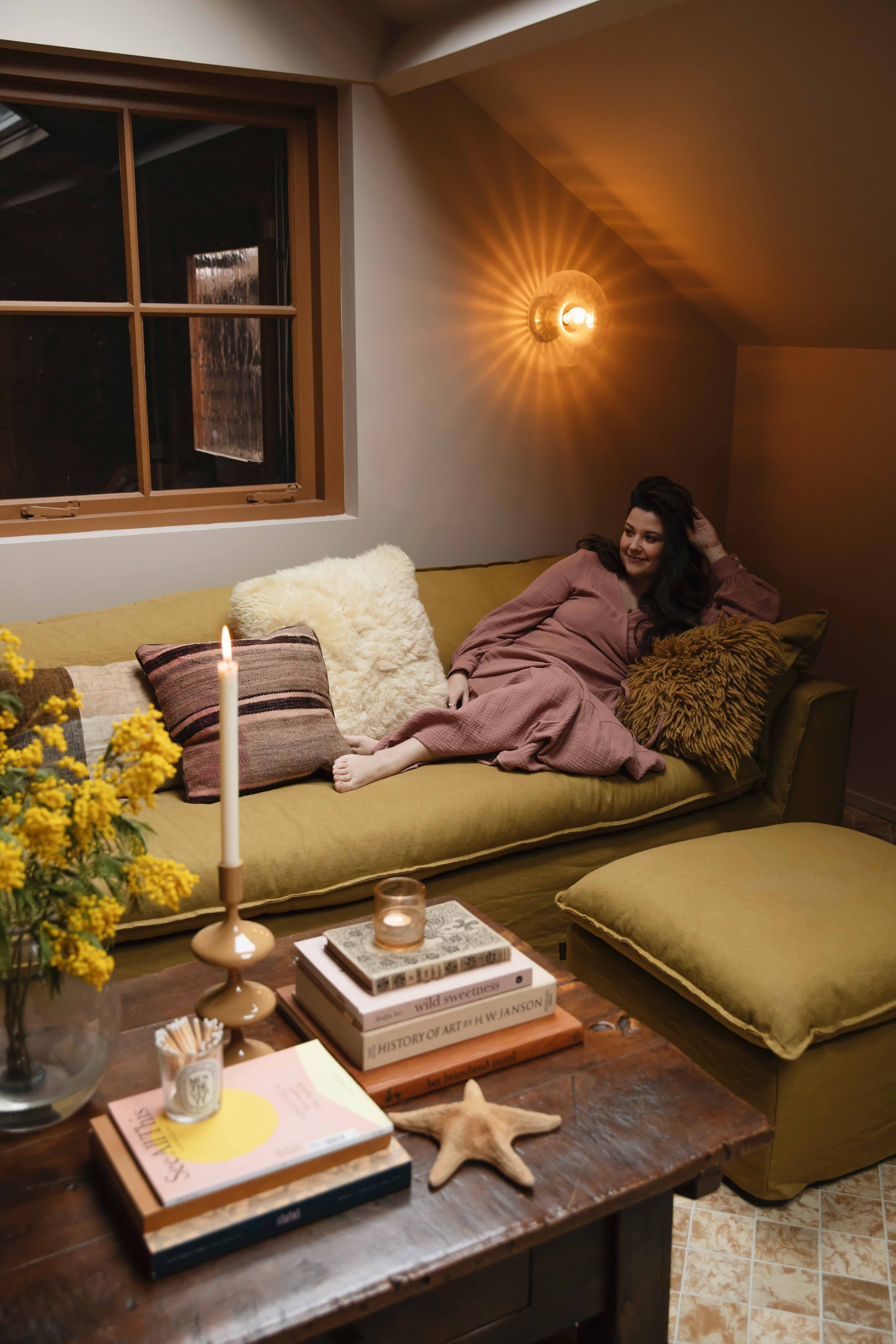 Nina Nijland op HKliving bank in studio