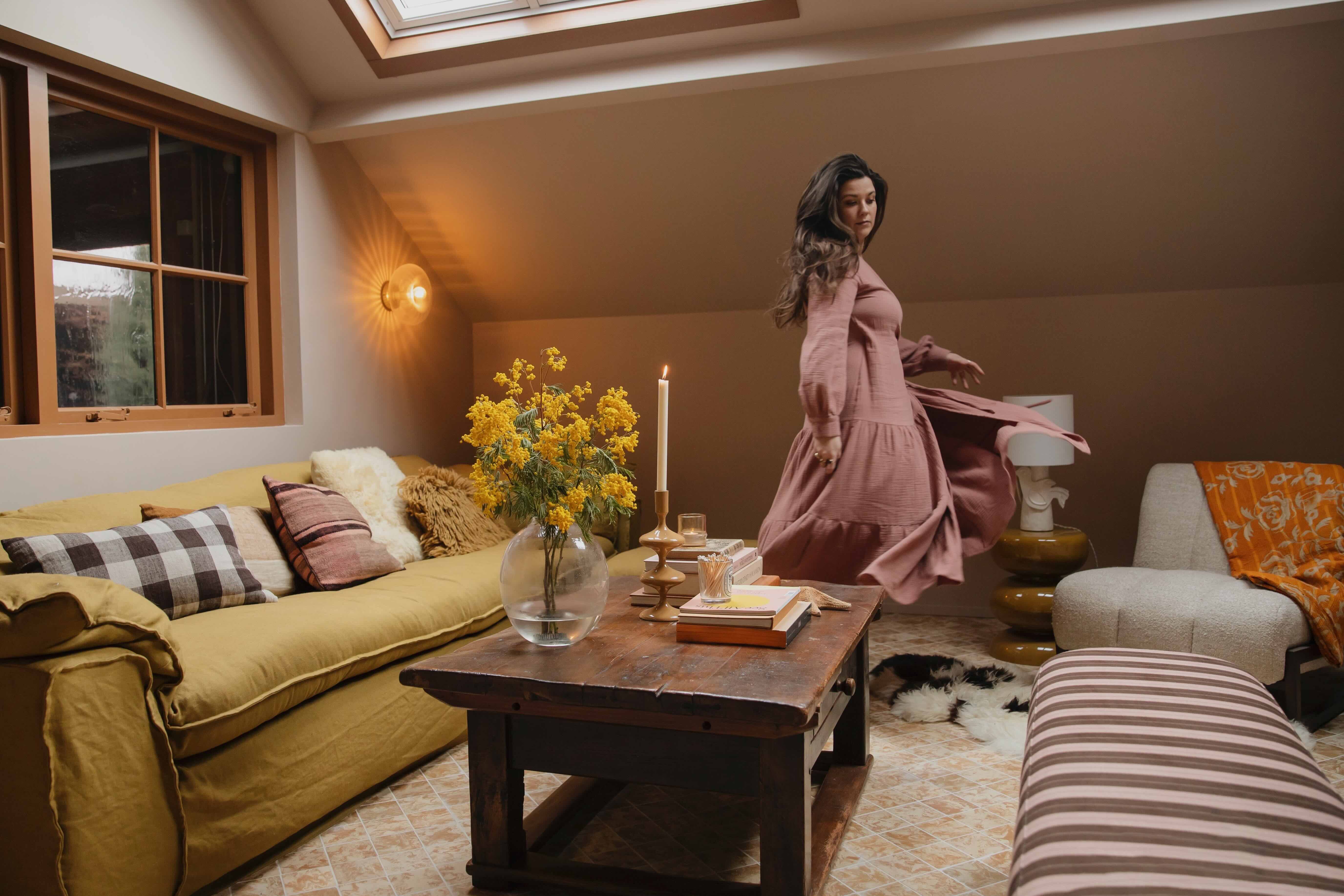 Nina Nijland in haar ingerichte studio