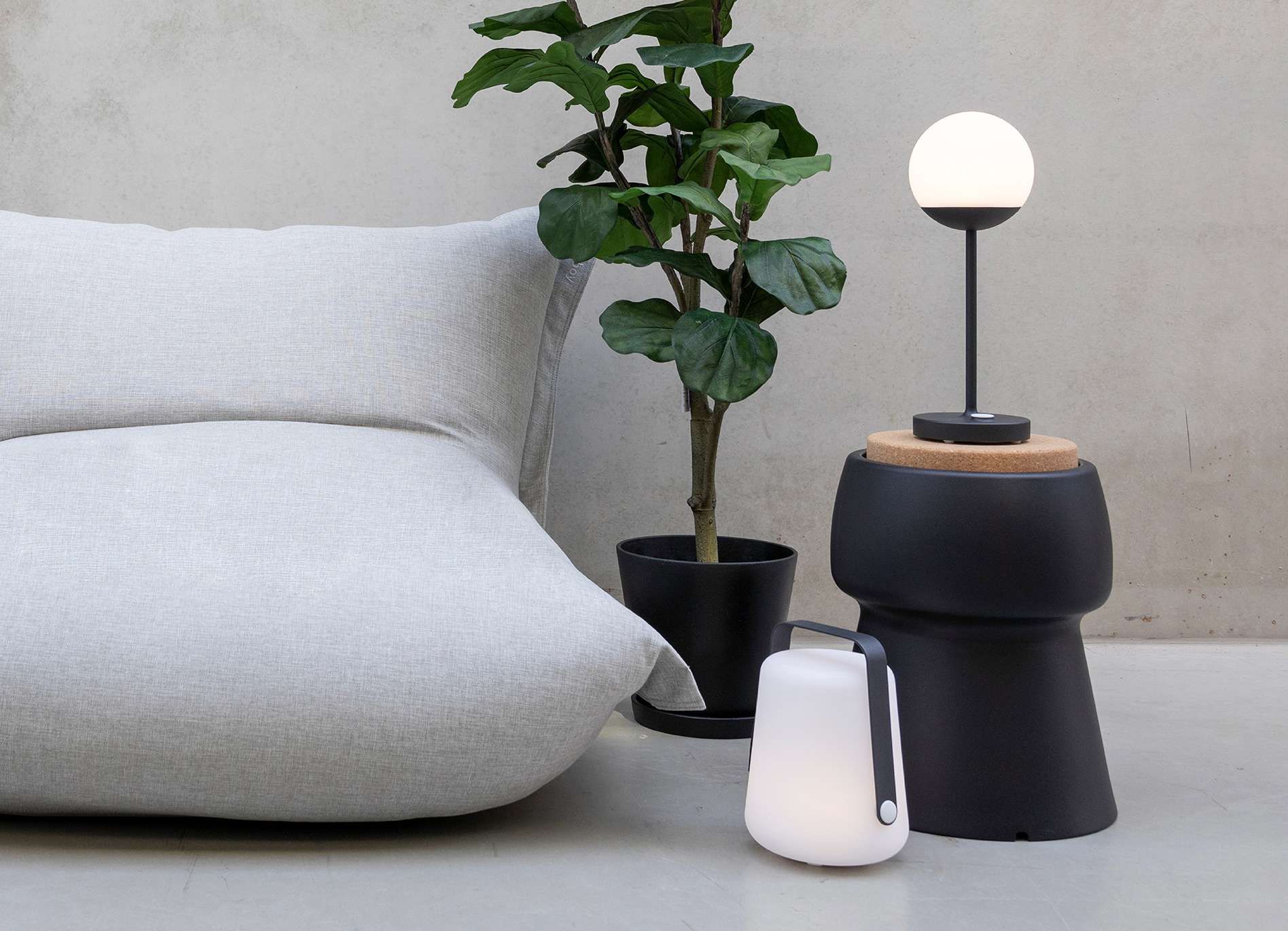 Fermob lampen naast een grijze zitzak