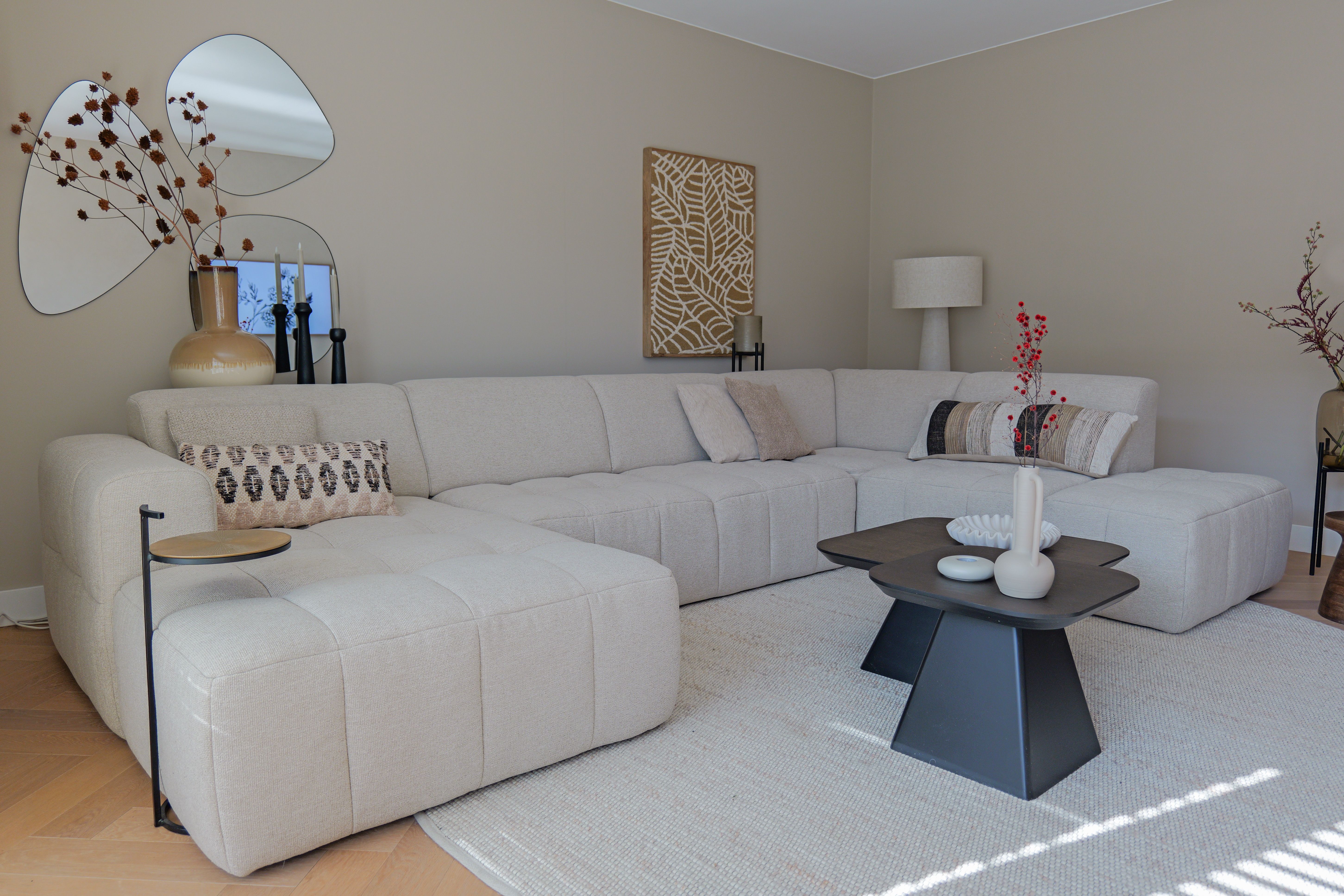 Witte u-bank JaxxChoice in beige woonkamer