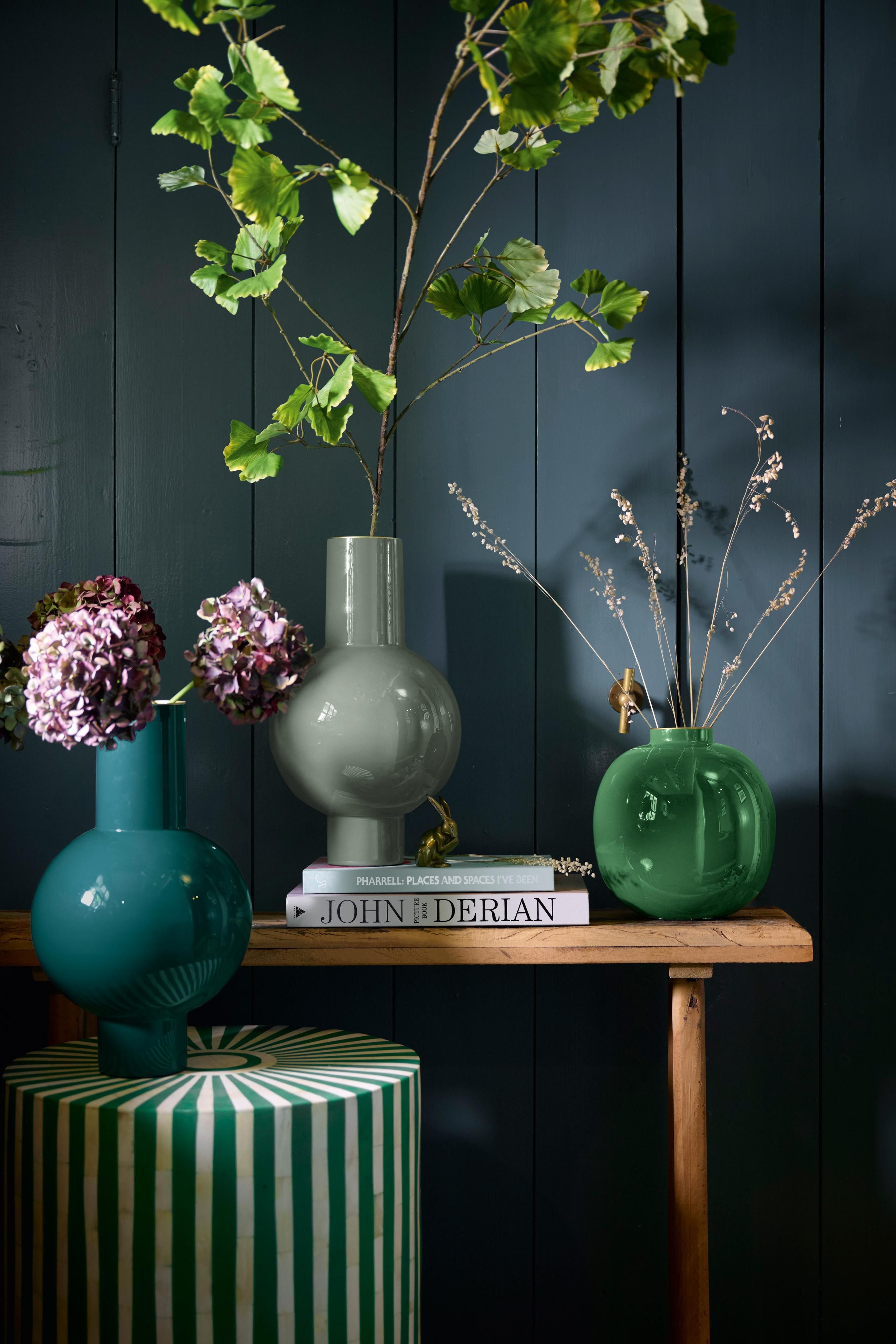 Pip Studio 3 vazen met donkerblauwe achtergornd