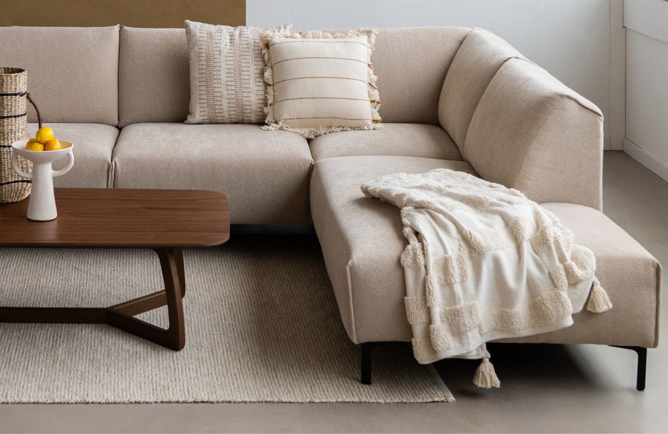 Beige plaid op beige hoekbank