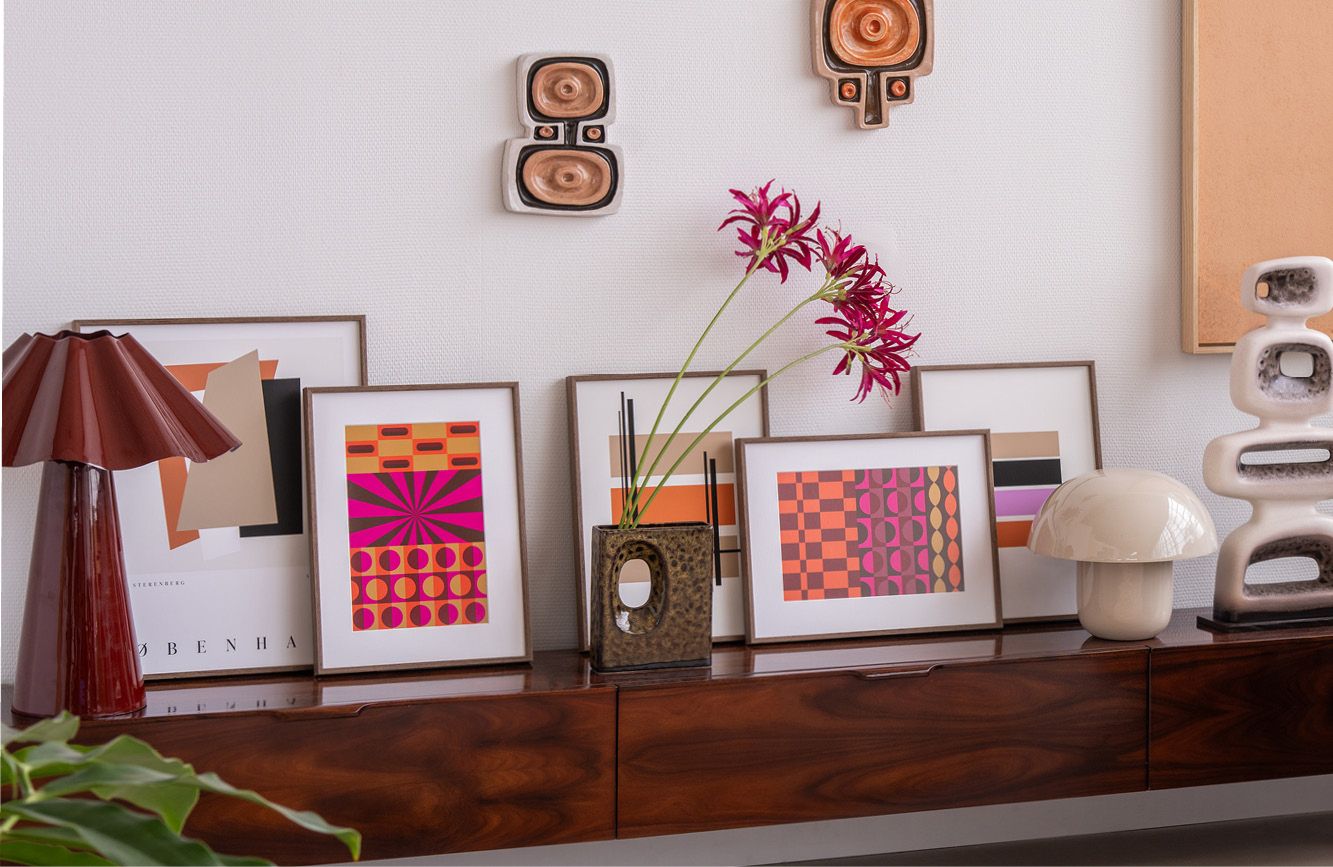 TV meubel met verschillende posters met print