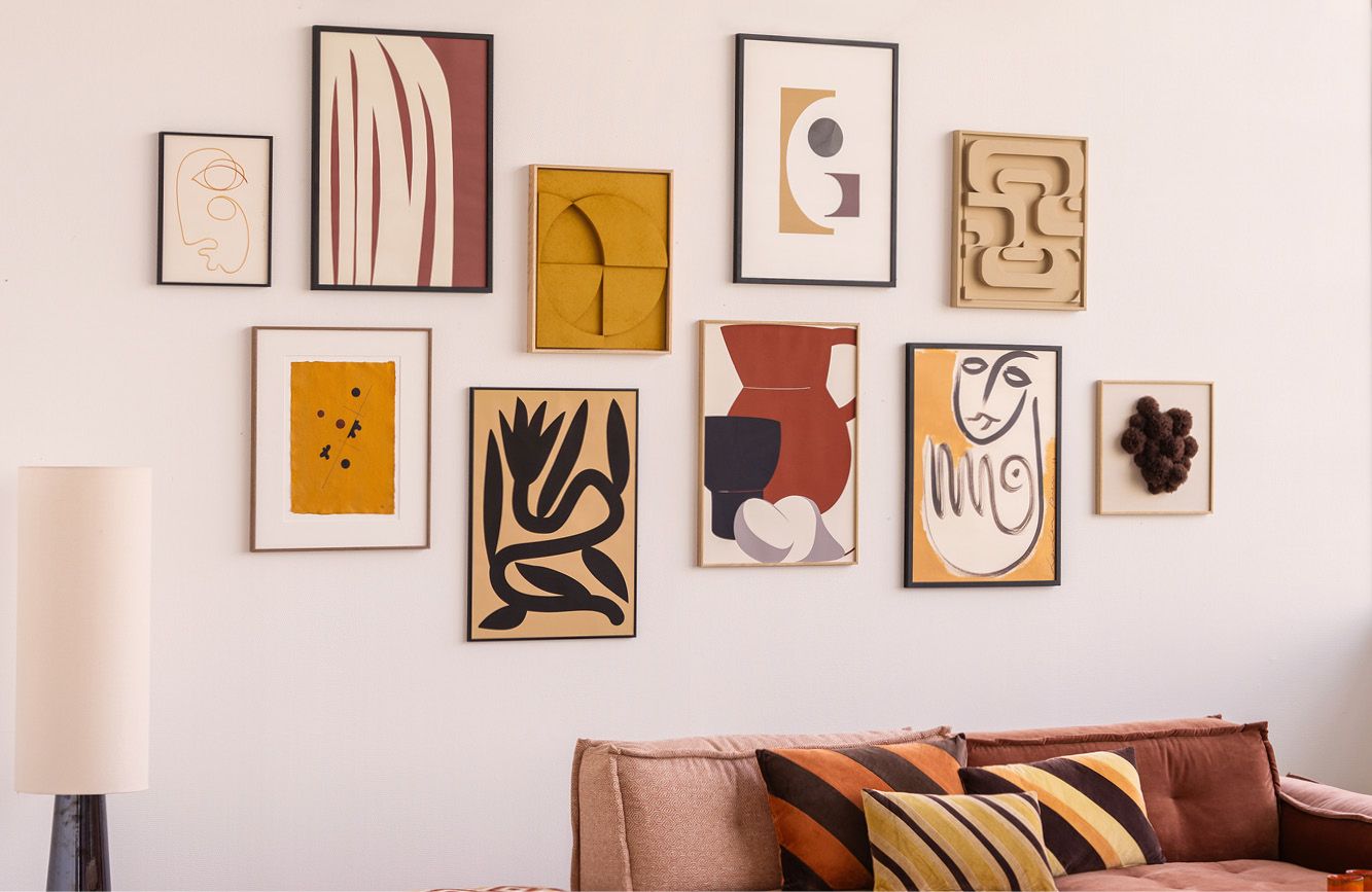 Artwall vol met prints en schilderijen