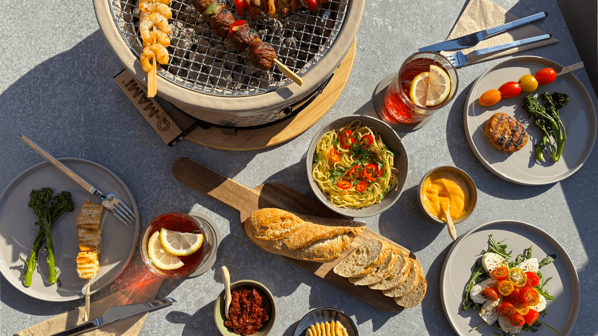 Outdoor tafel met Q-MAMI tafel BBQ en eten