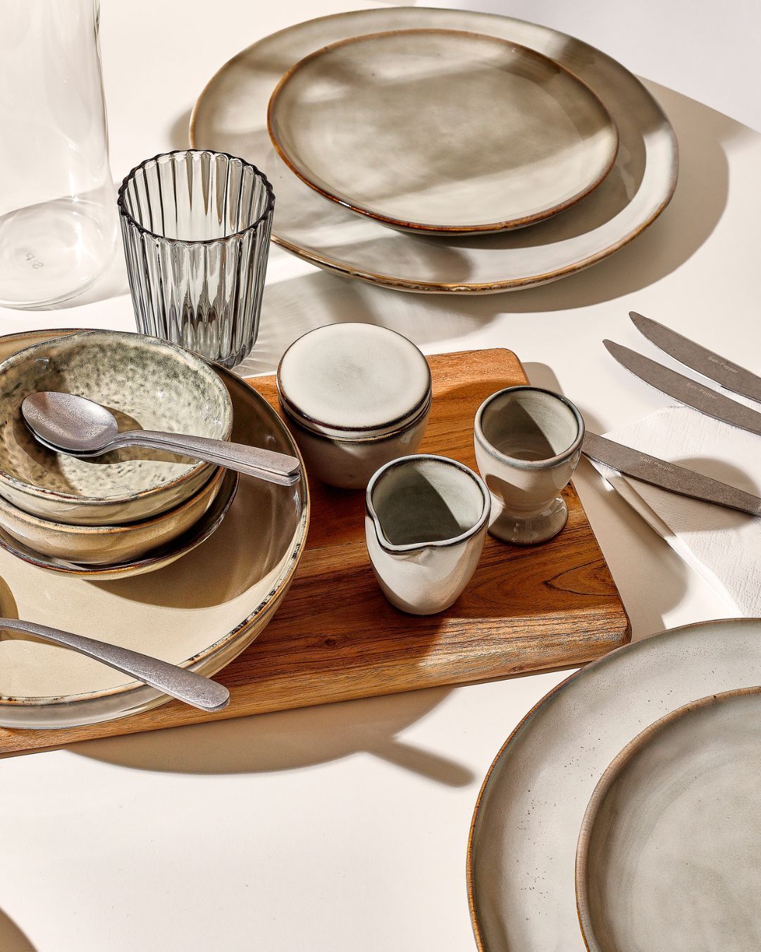 Grijs servies Salt n Pepper op tafel