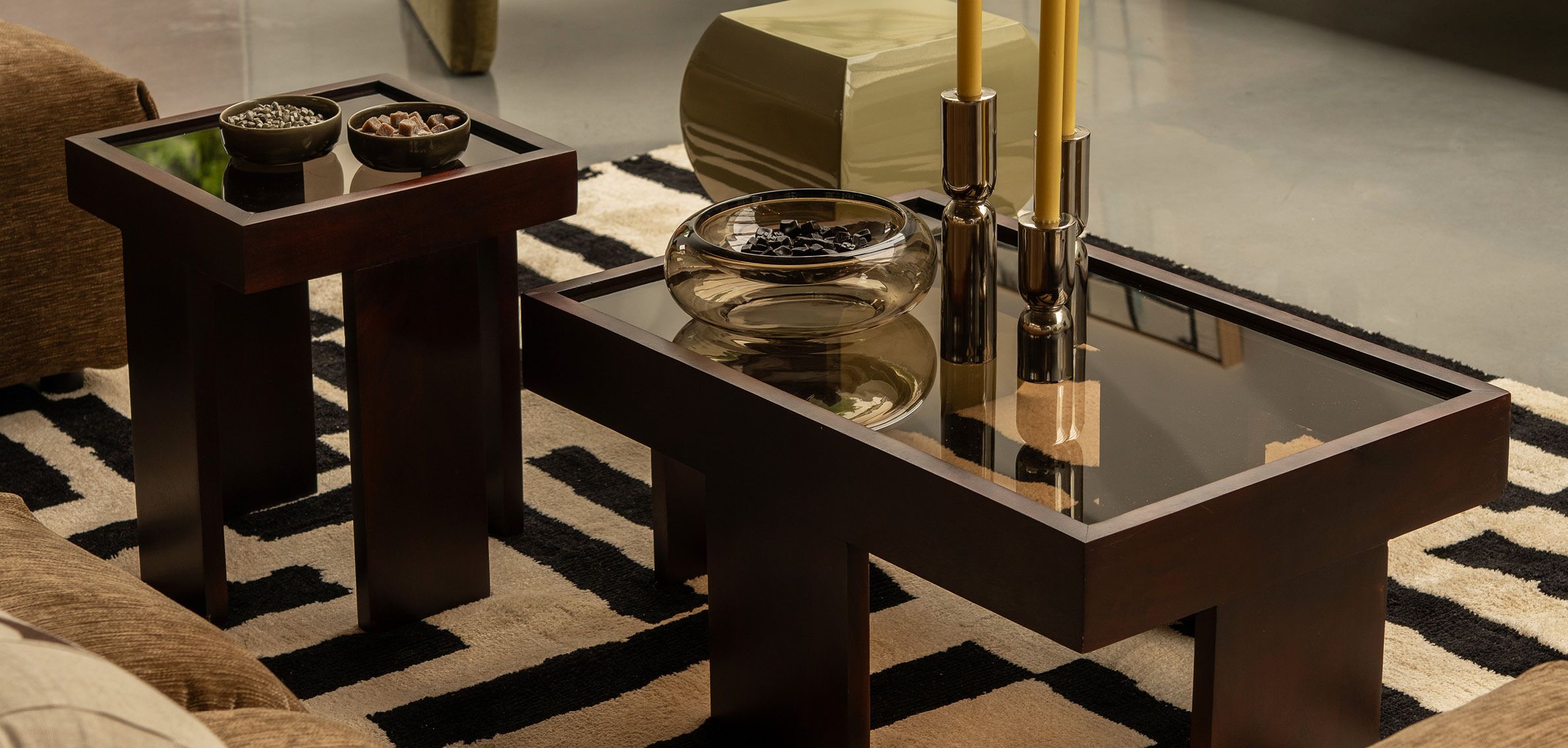 Warm houten salontafel met glas