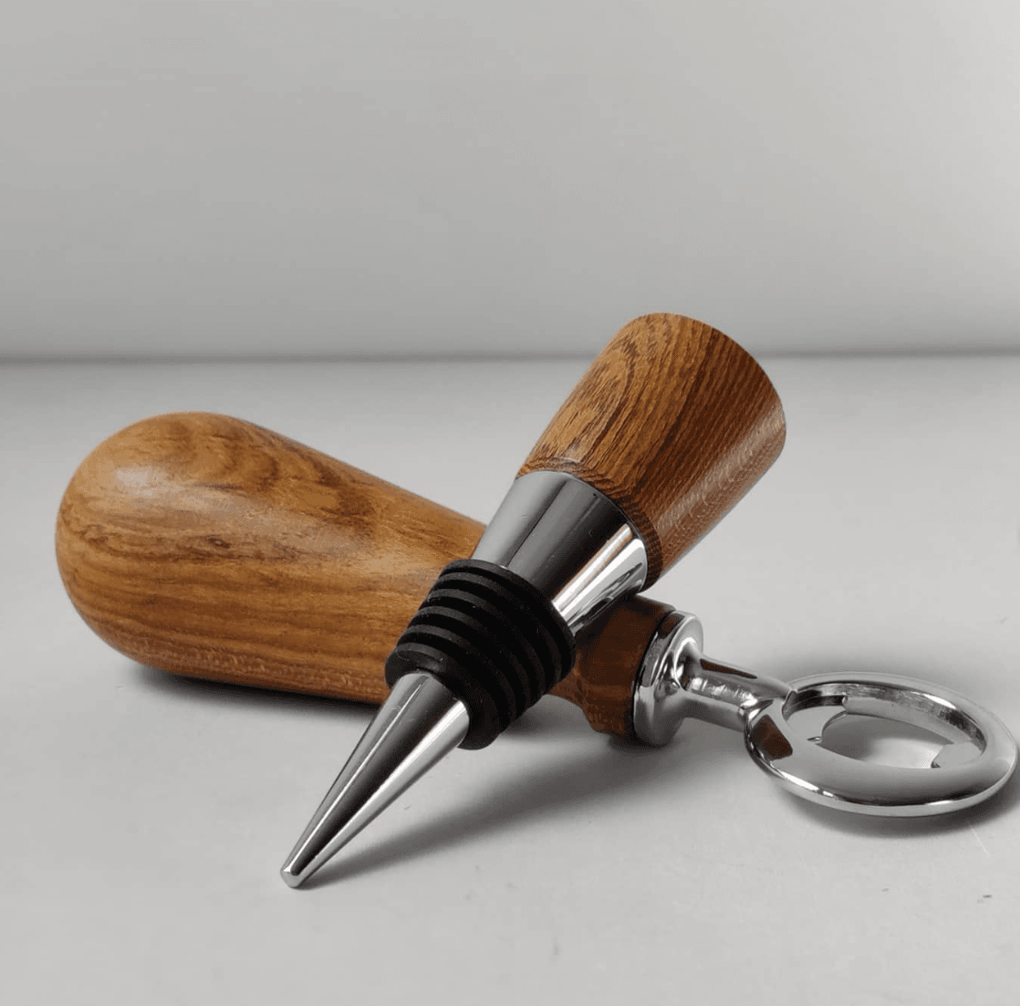 Houten flesopener en wijnkurk