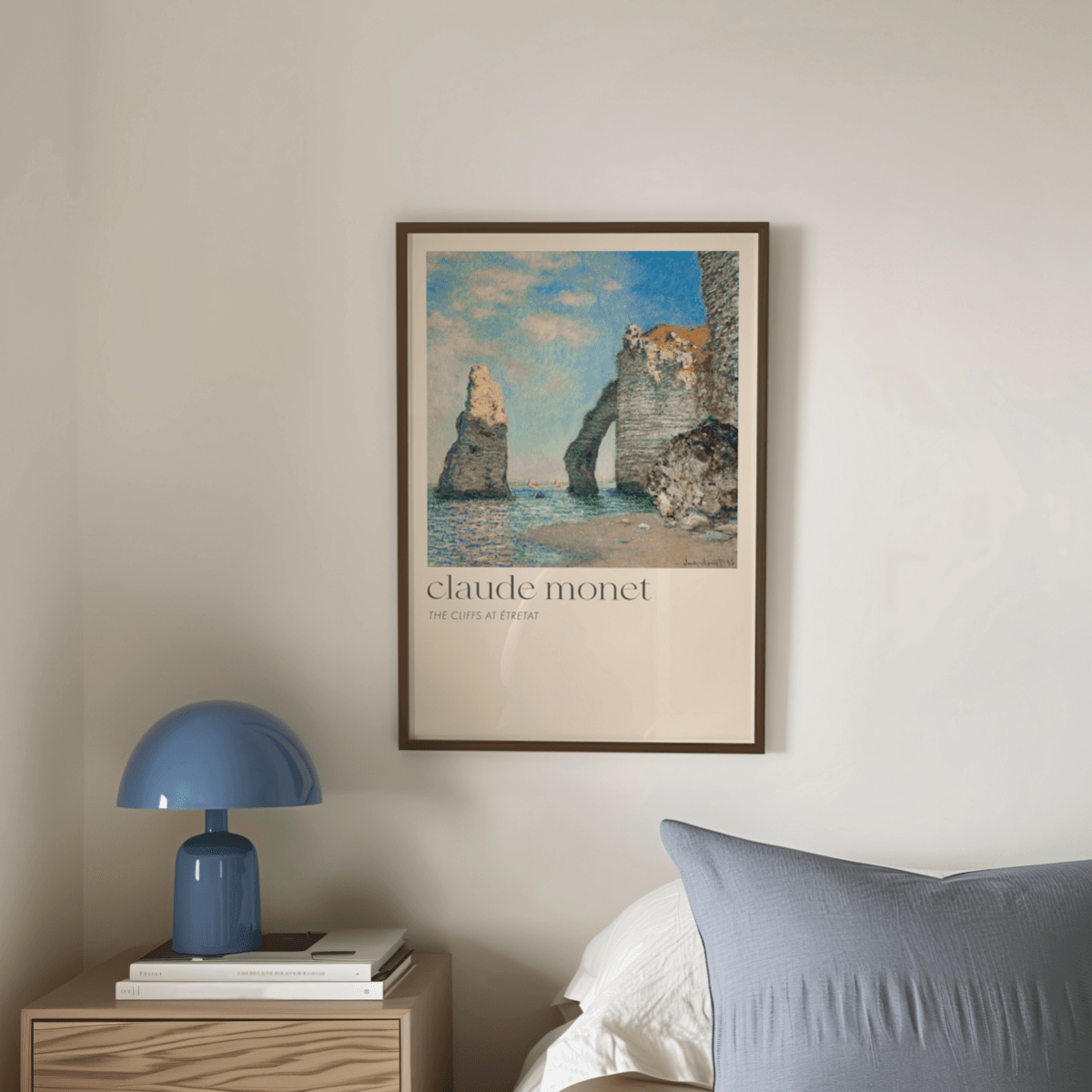 Poster ingelijst boven bed en nachtkastje blauw