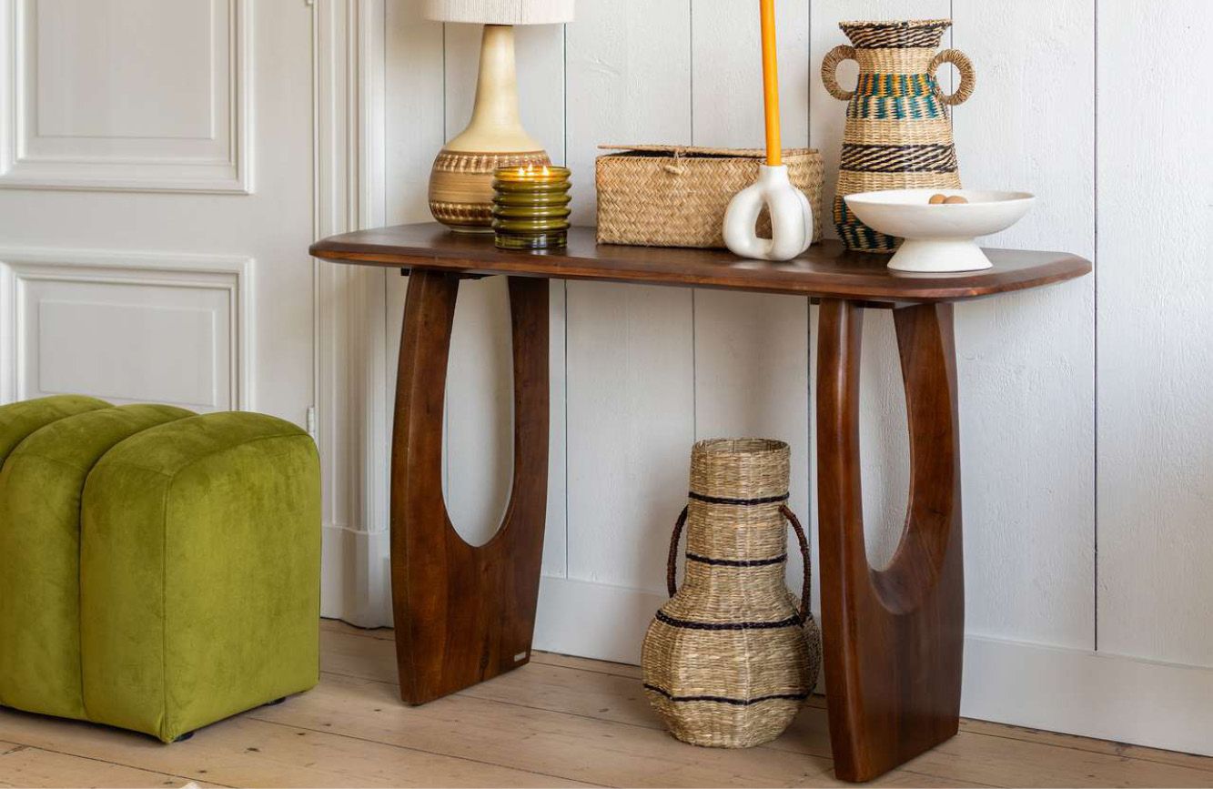 Houten console Moise in een hal