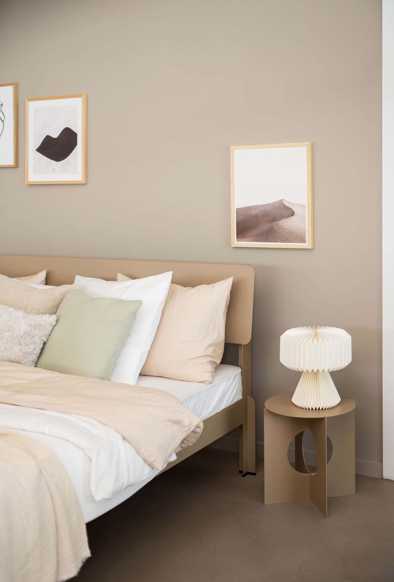 Naturel slaapkamer met taupe nachtkastje met lamp