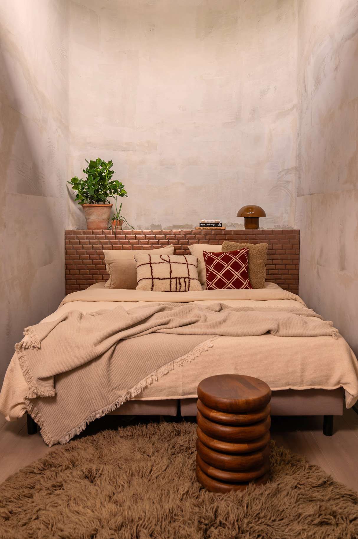 Retro stijl opgemaakt bed bruin beige tinten