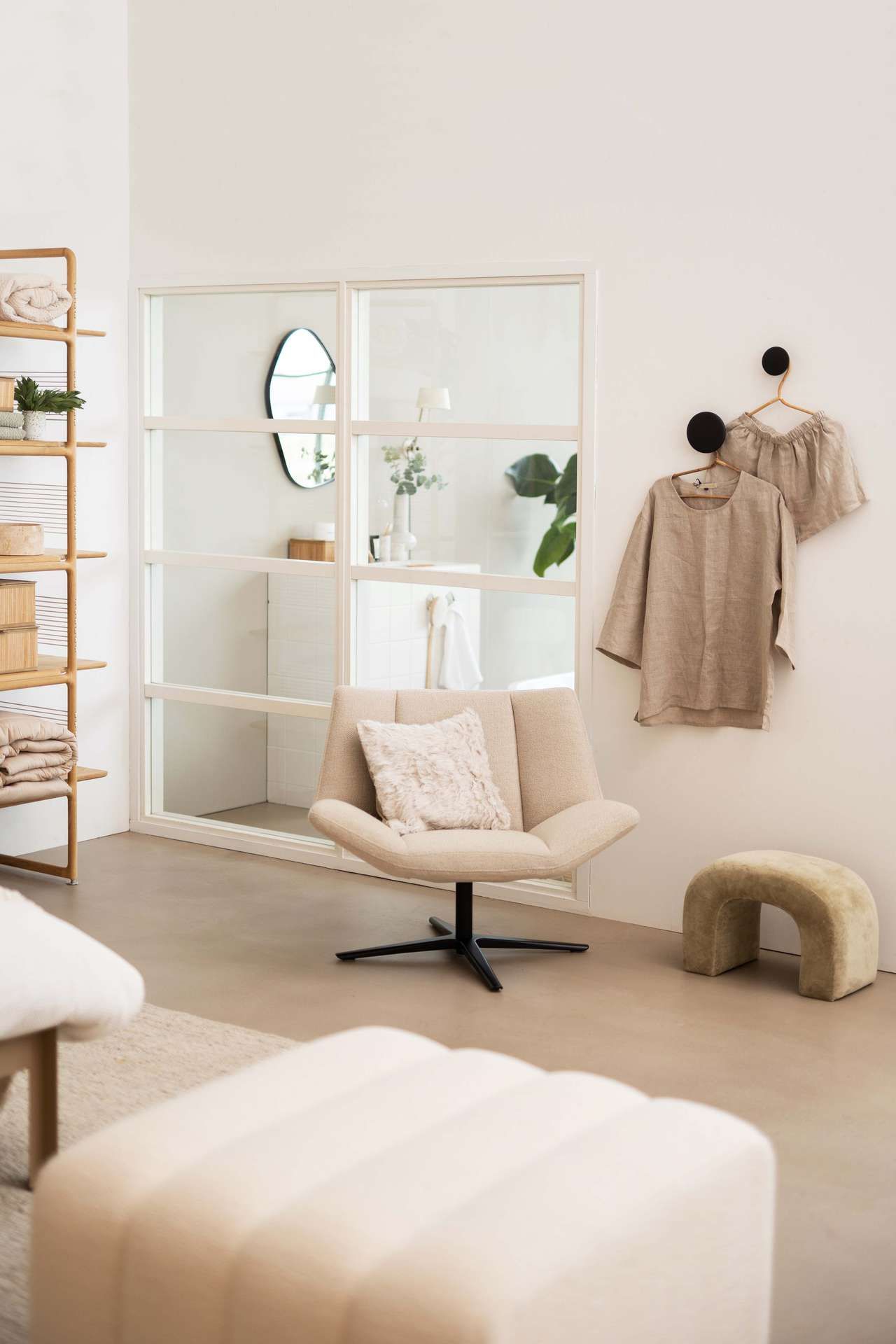 Naturel slaapkamer met fauteuil en poefje beige