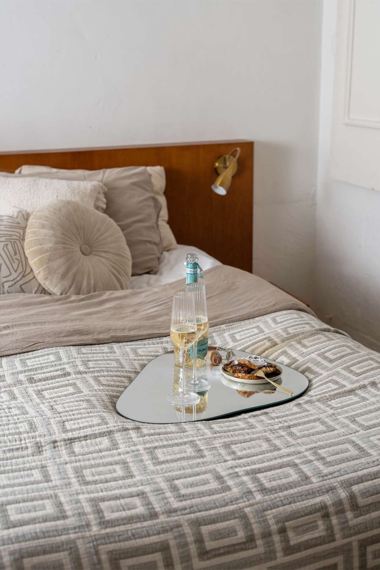 Spiegel dienblad met campagne en wentelteefjes op bed