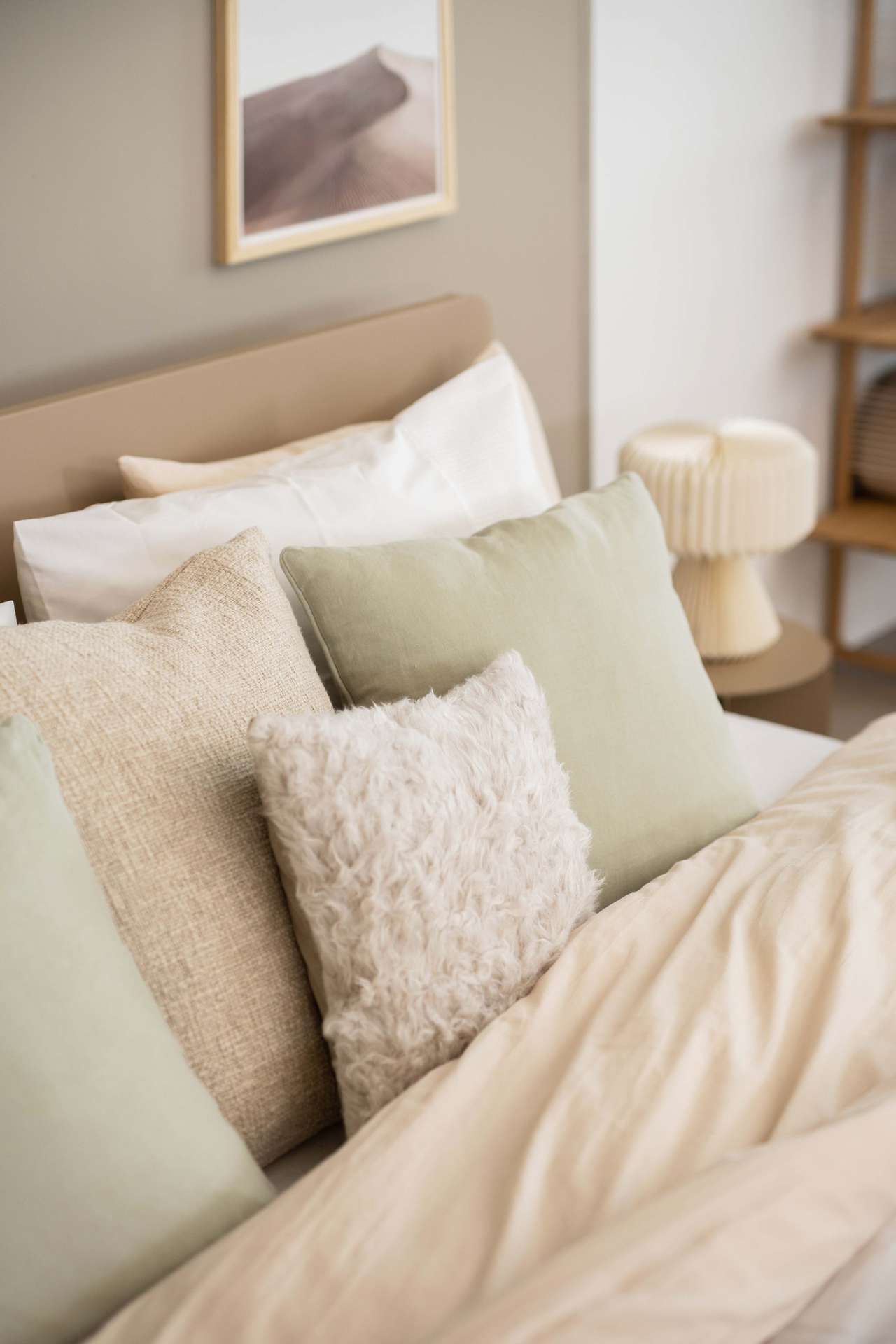 Close-up van opgemaakt bed met kussens