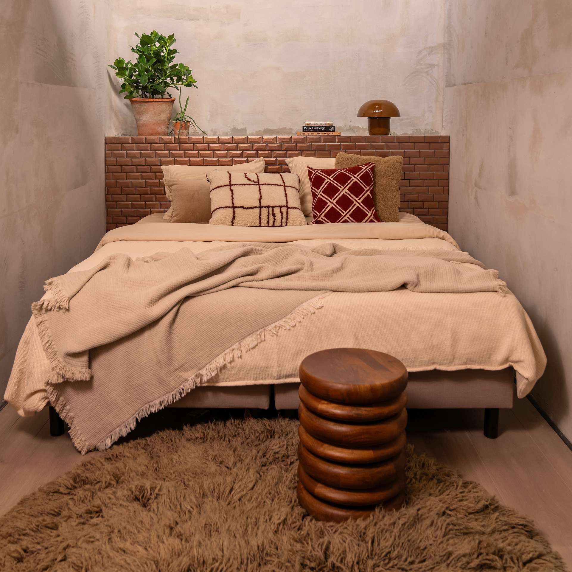 Retro stijl opgemaakt bed bruin beige tinten