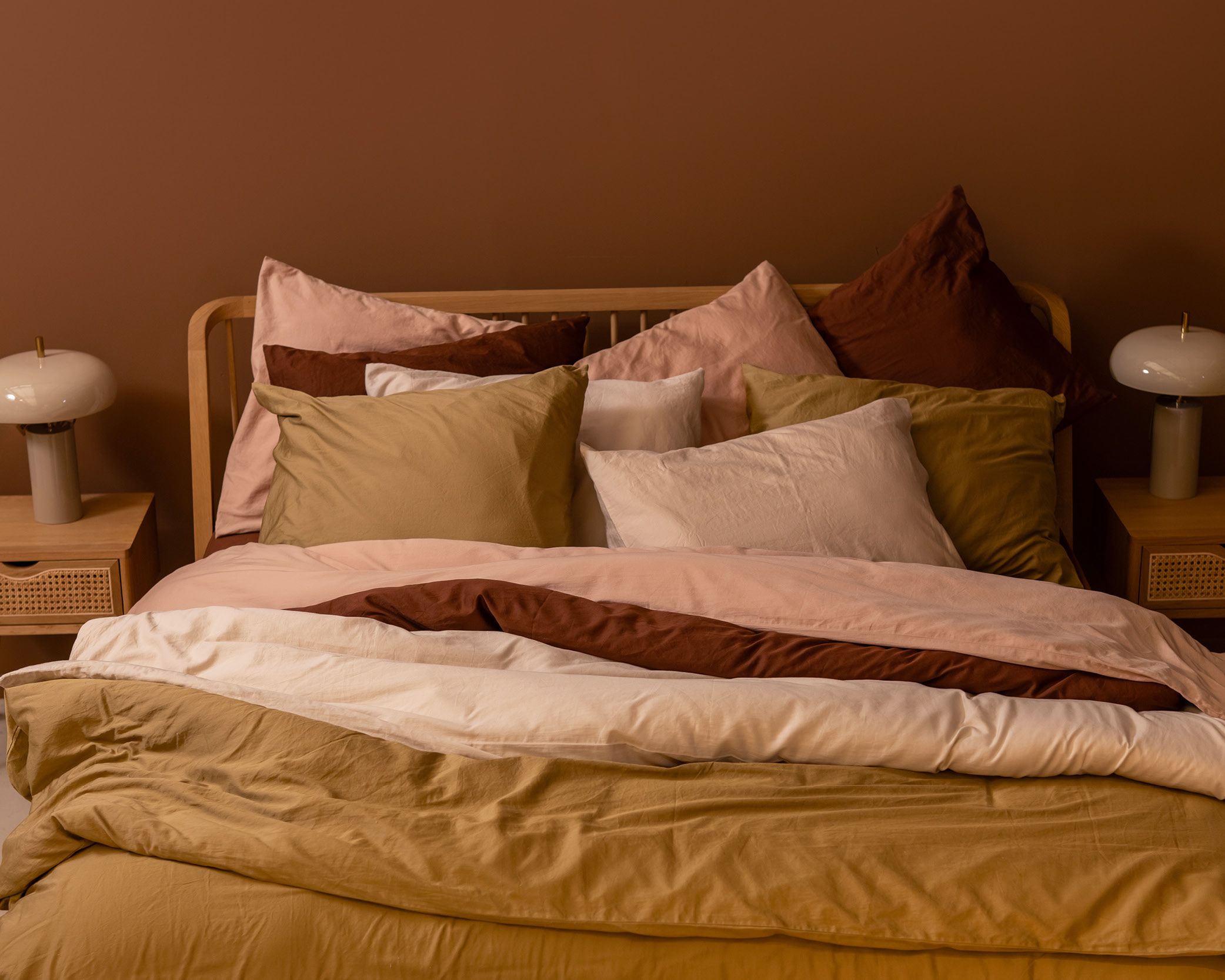 Slaapkamer met verschillende kleuren beddengoed