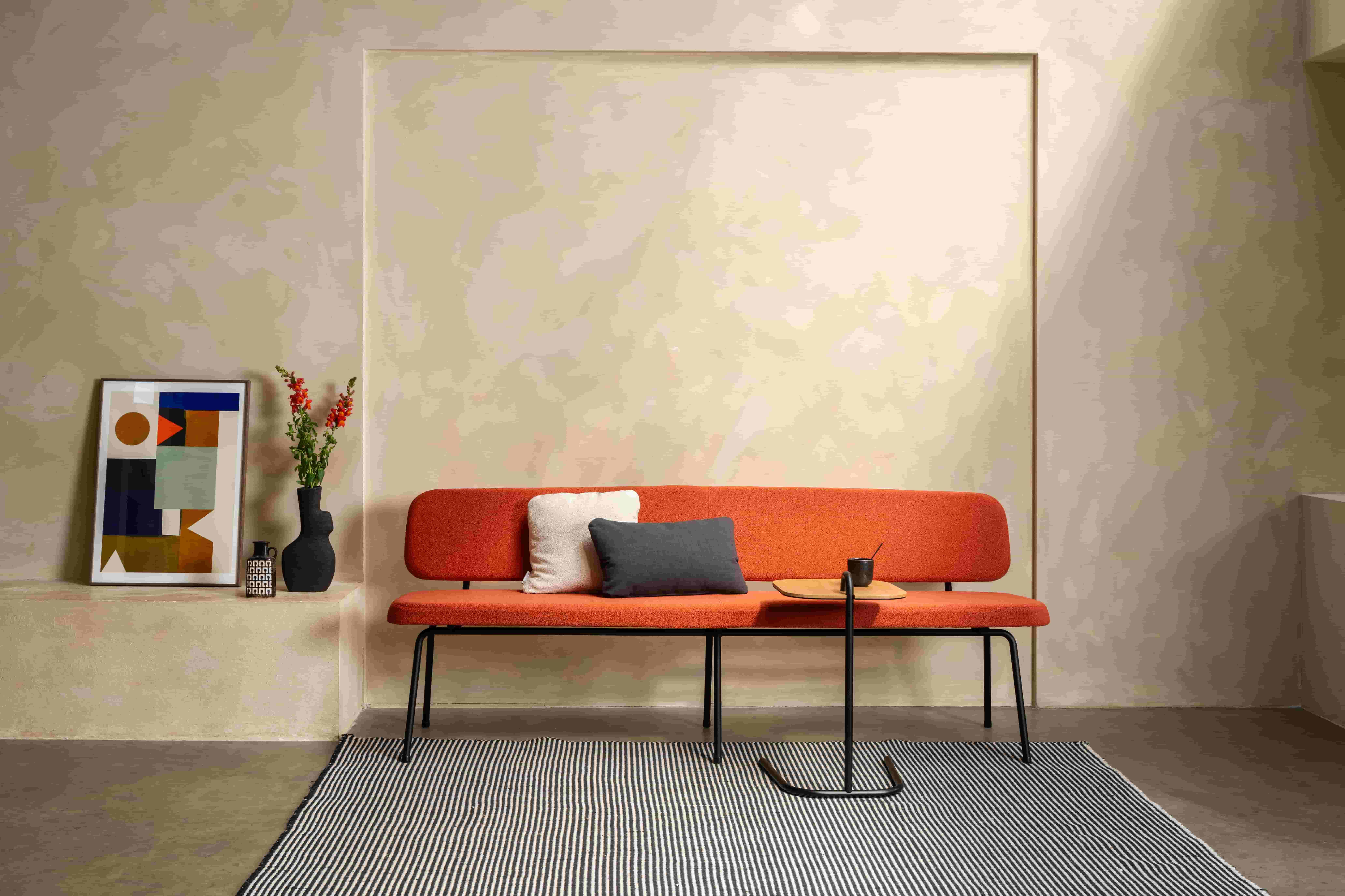 Oranje bekleedde bankje