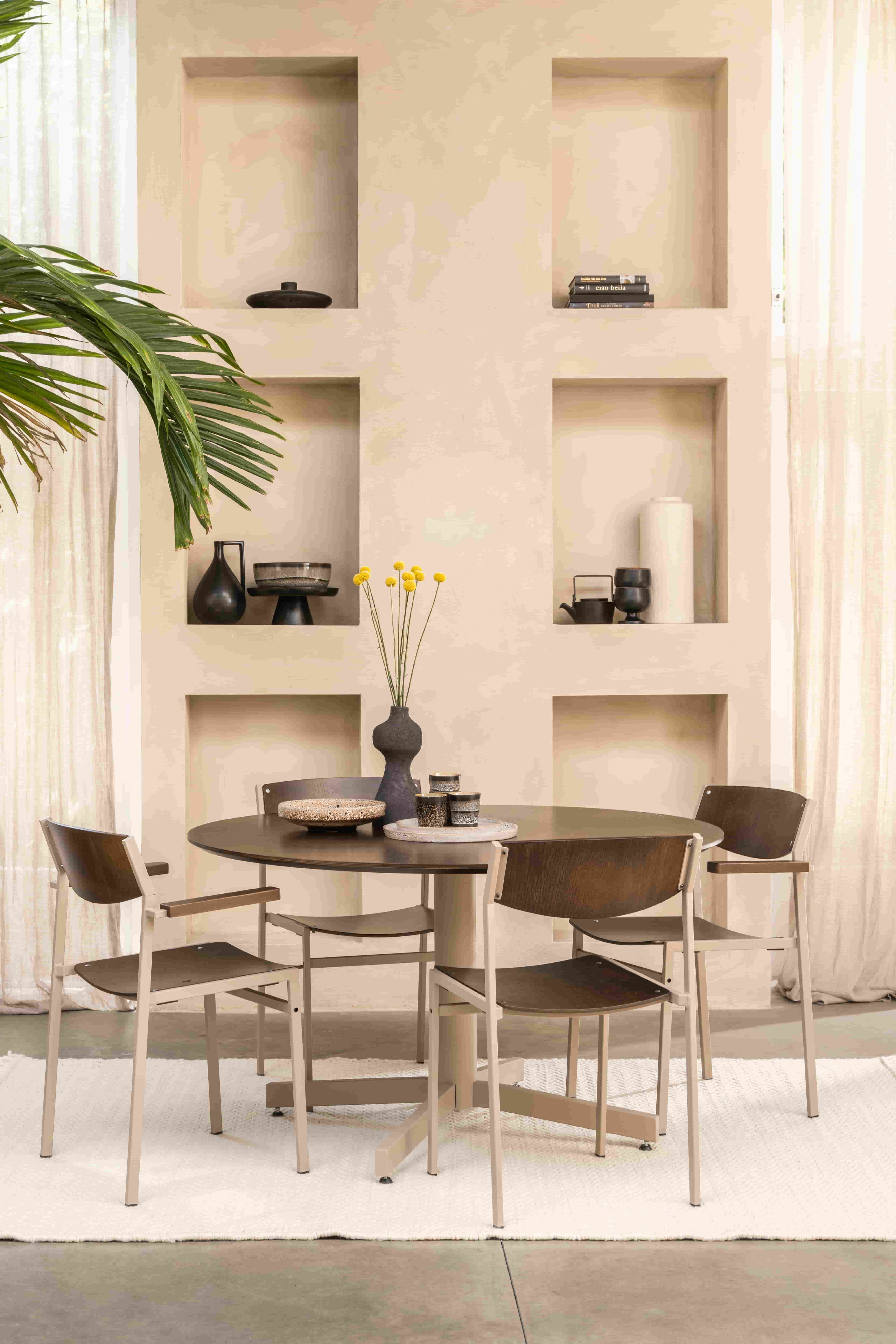Donkere ronde eettafel met houten stoelen