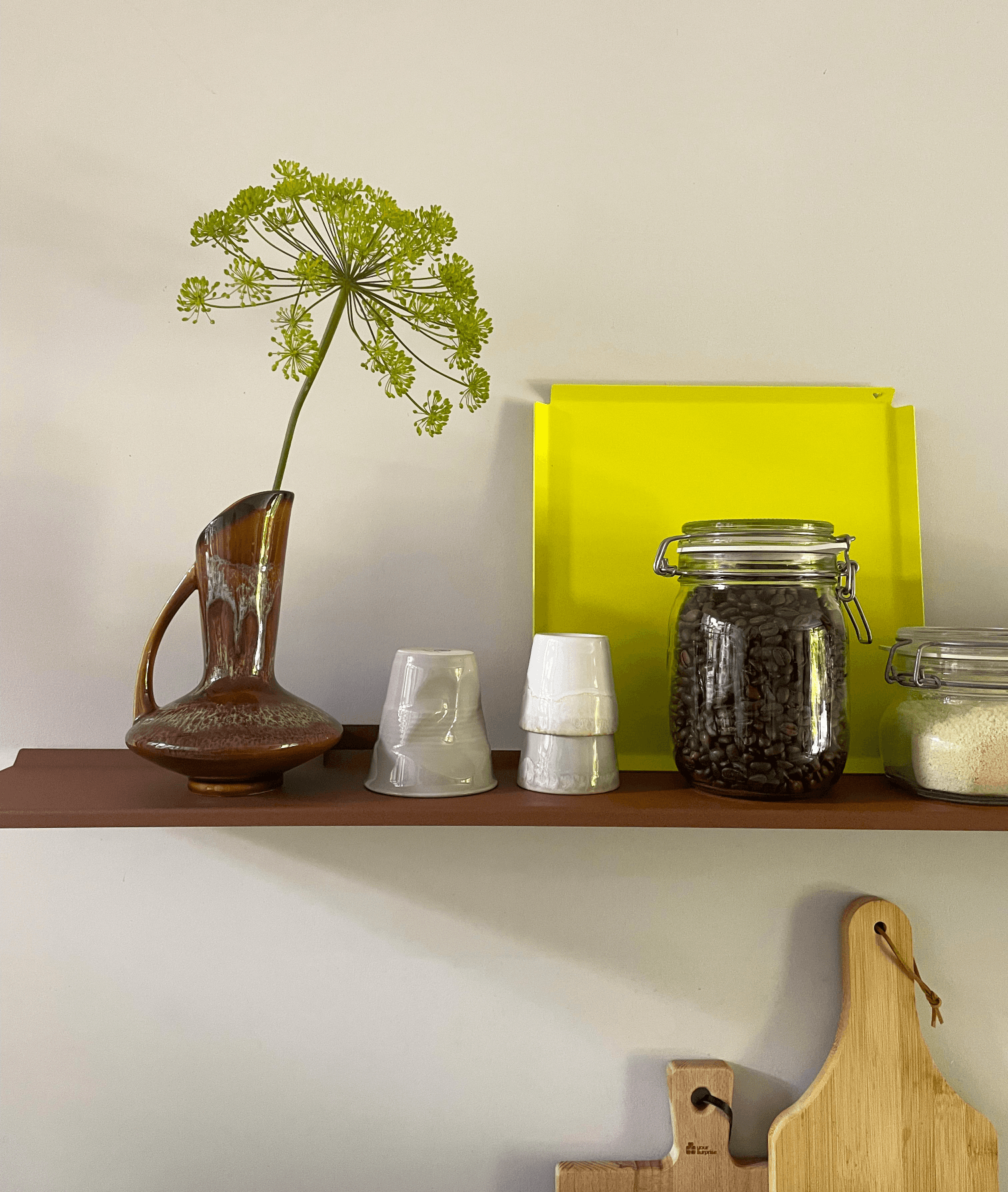Walnoten wandplank met decoratie en plant