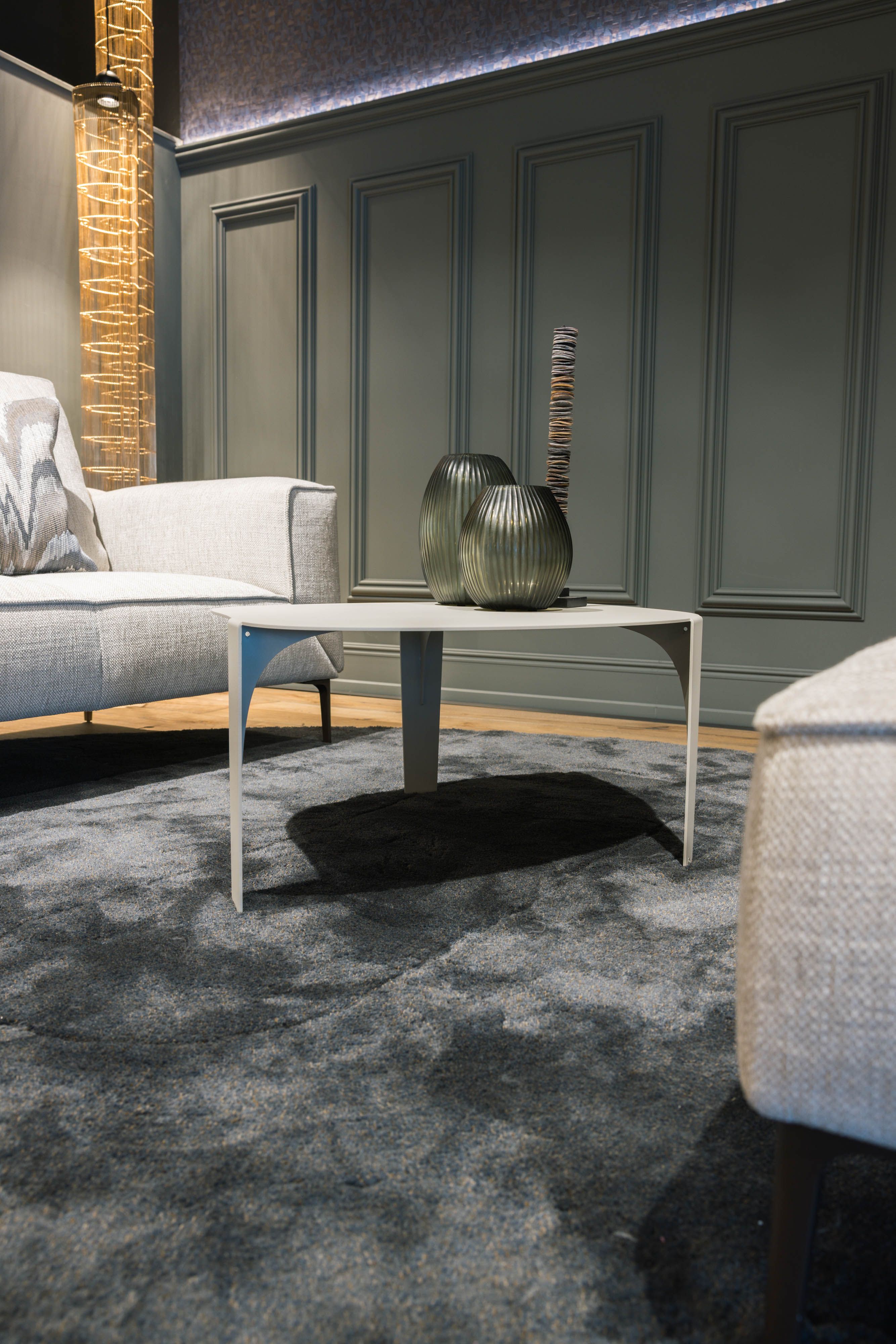 Beige stalen salontafel in woonkamer