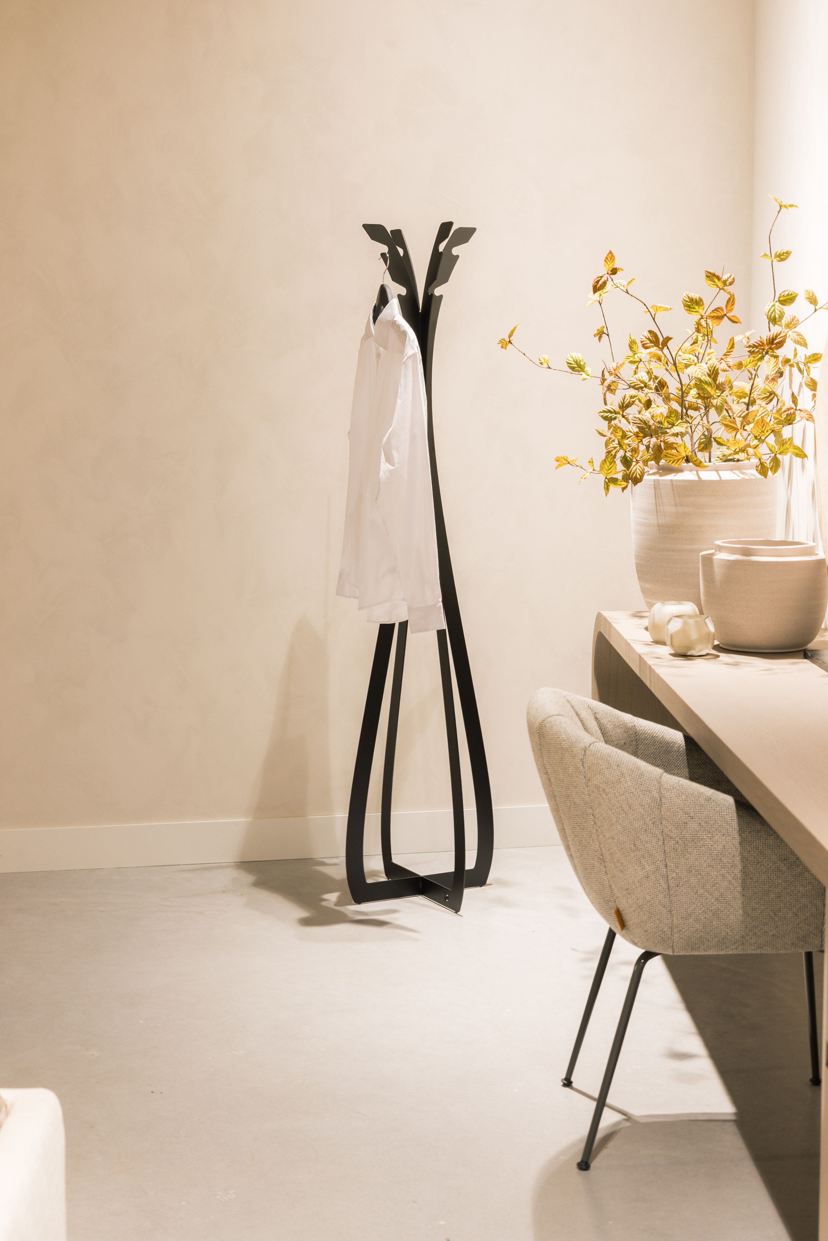Zwarte stalen kapstok uniek design in beige setting
